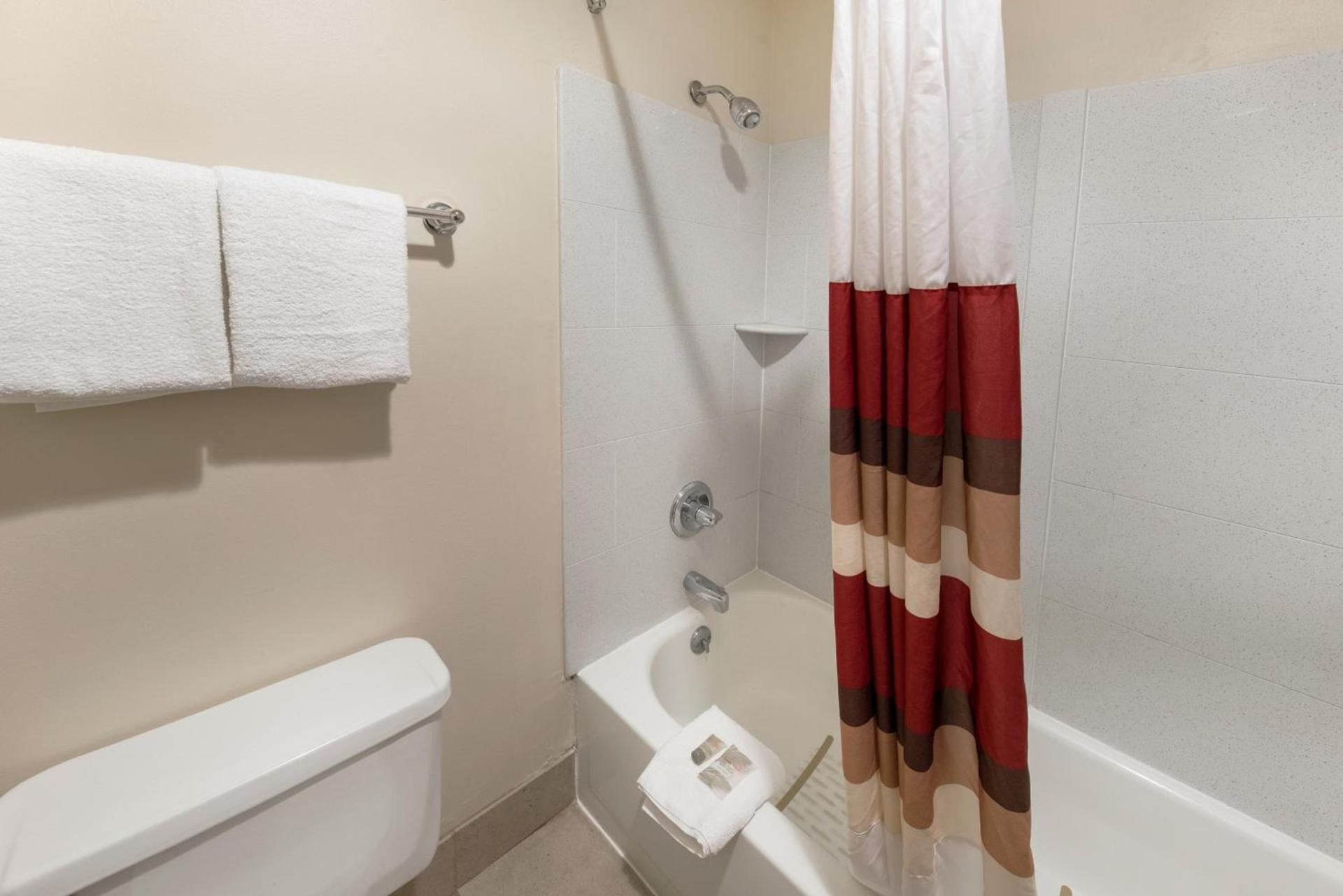 Red Roof Inn Fort Wayne photo 27