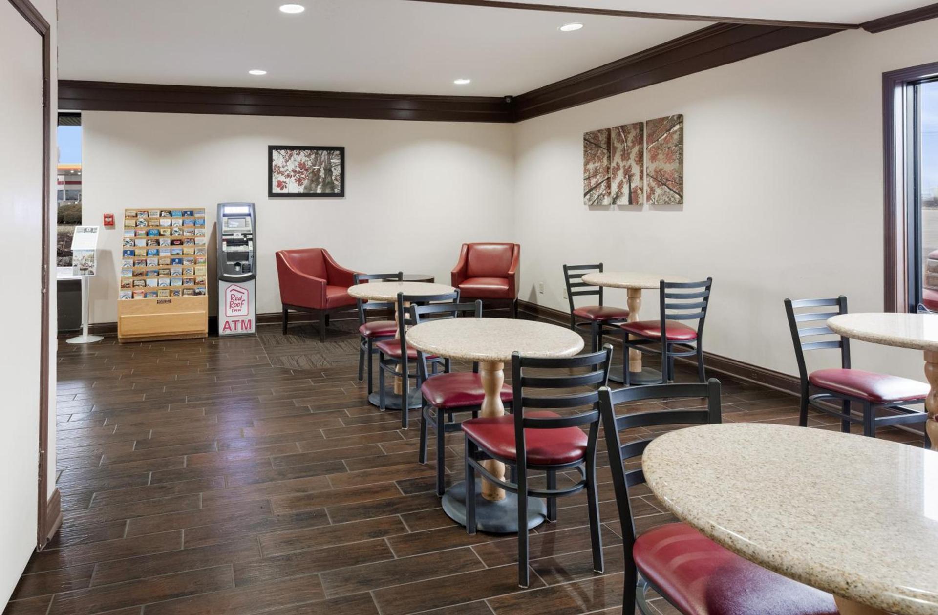 Red Roof Inn Fort Wayne photo 13