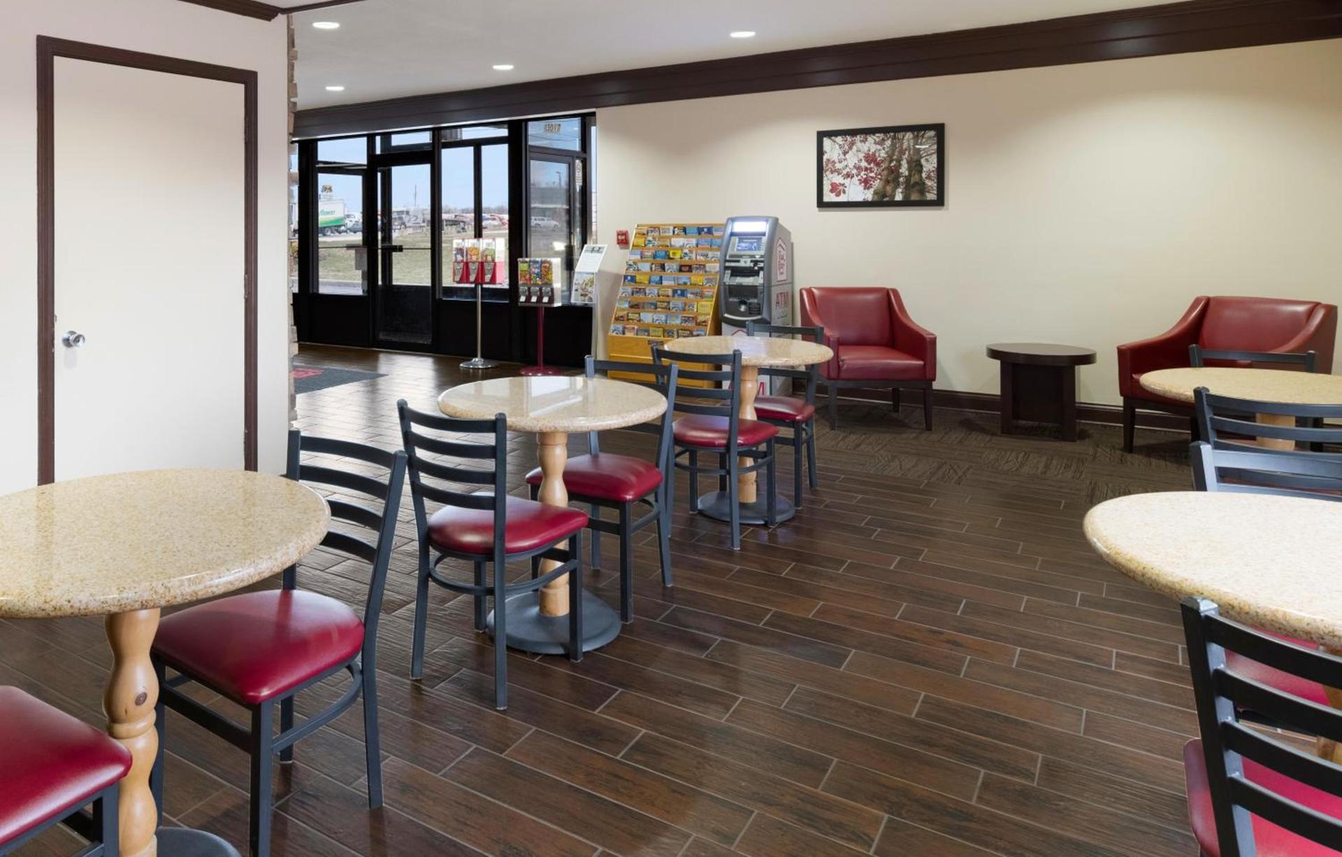 Red Roof Inn Fort Wayne photo 14