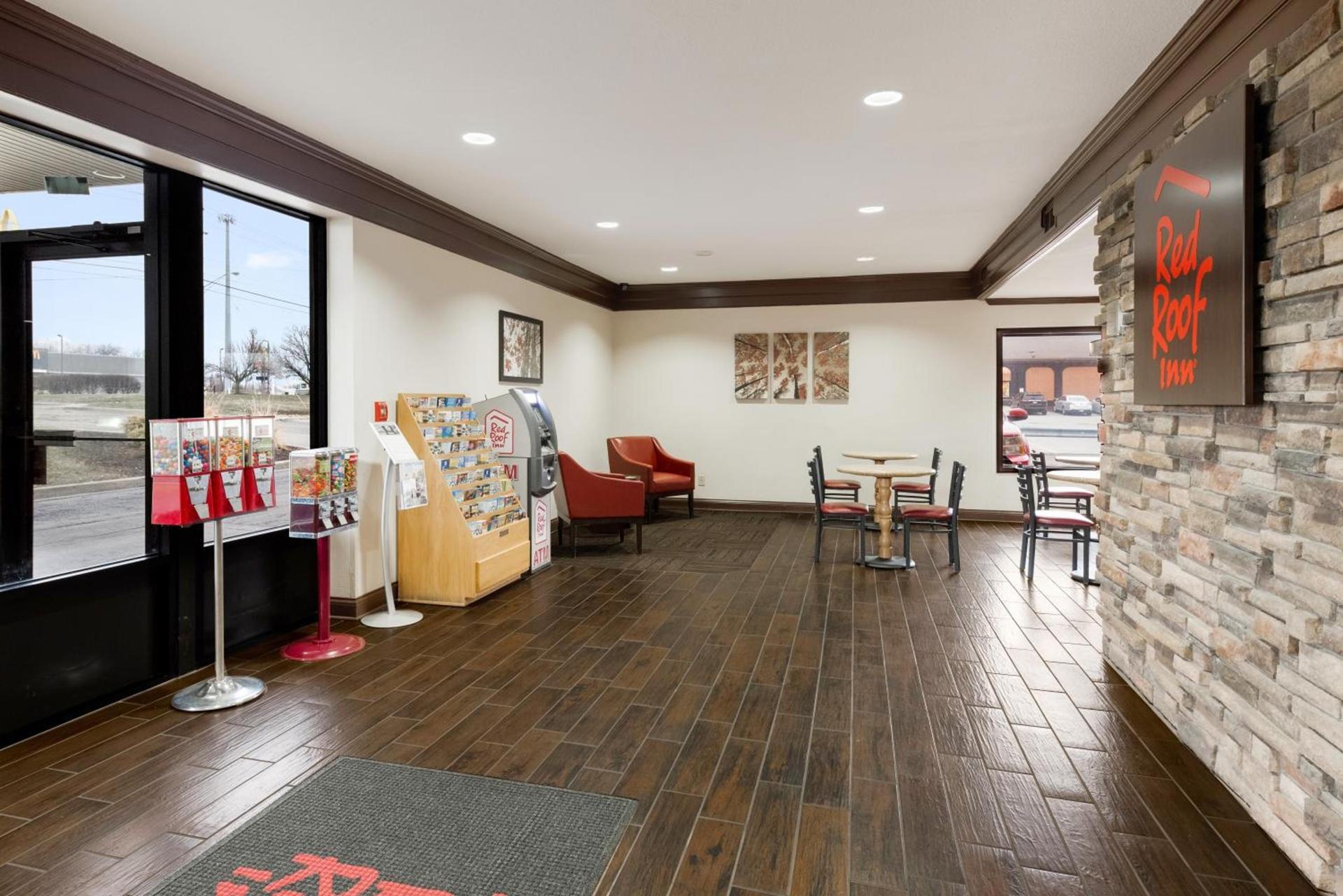 Red Roof Inn Fort Wayne photo 11