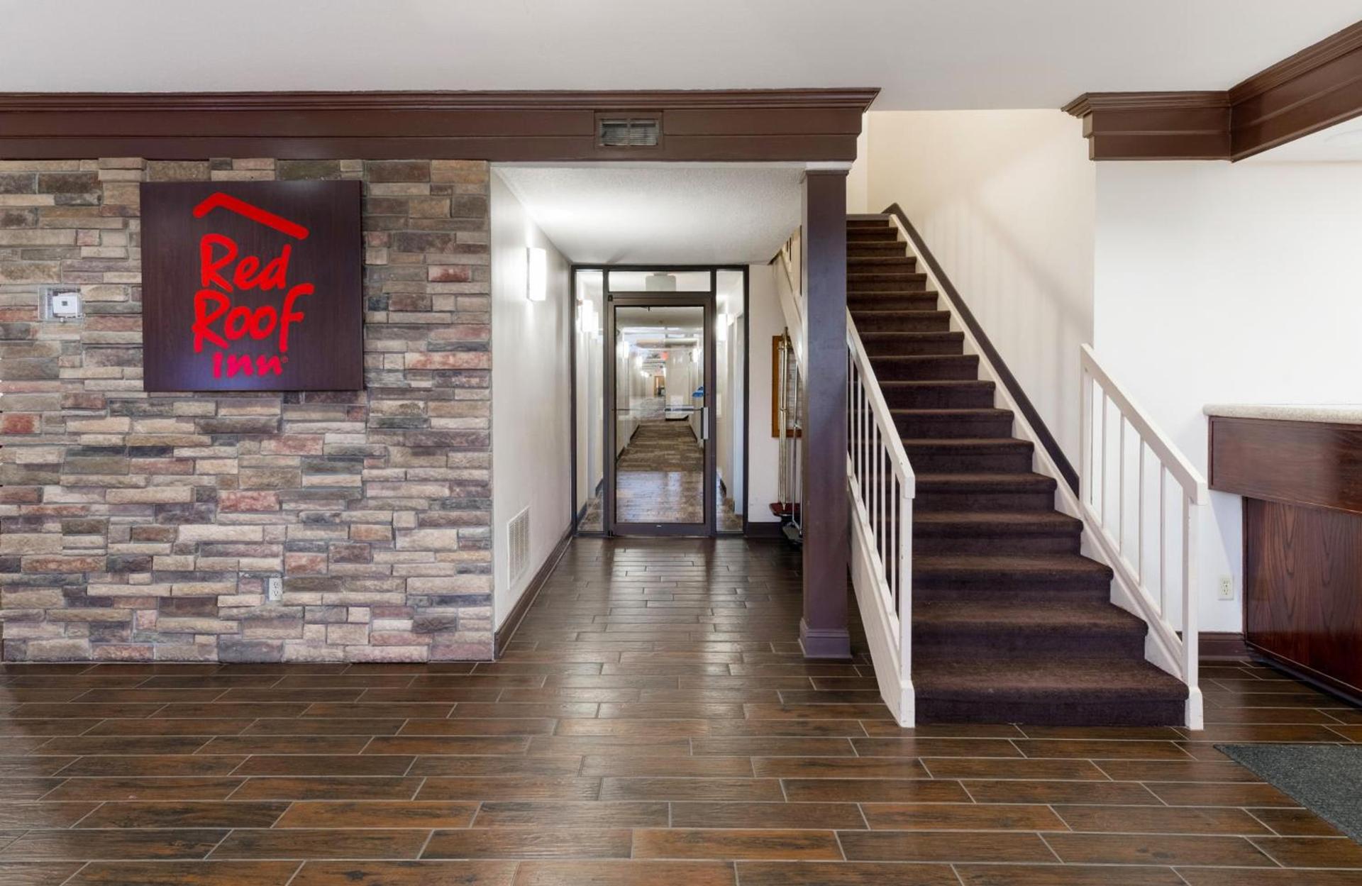 Red Roof Inn Fort Wayne photo 9