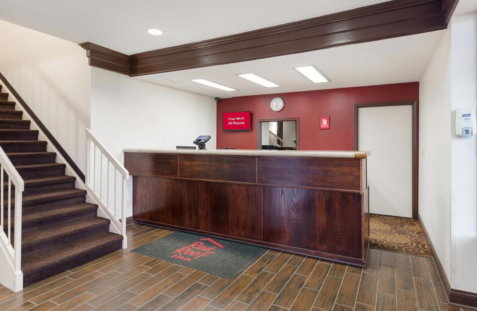 Red Roof Inn Fort Wayne photo 8