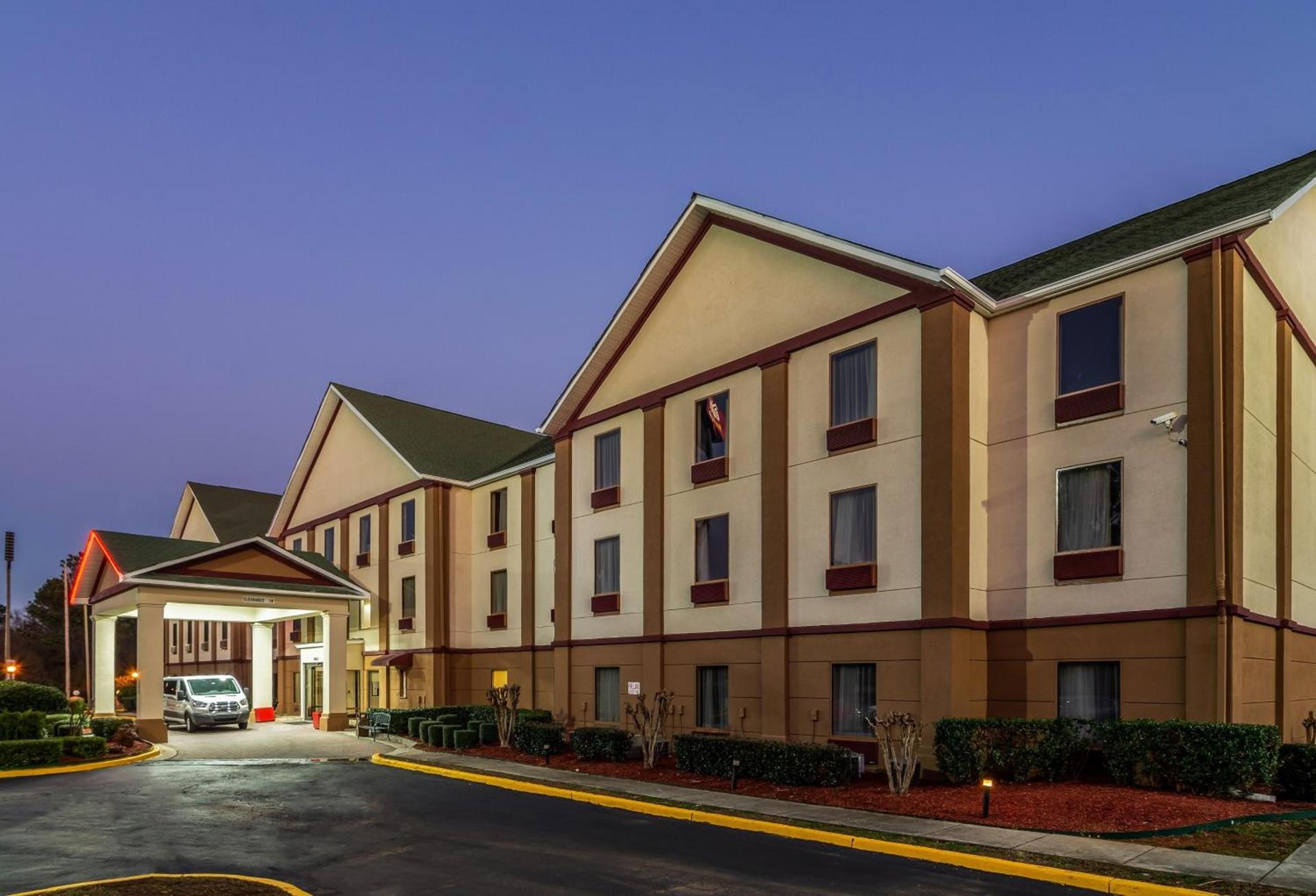 Red Roof PLUS+ & Suites Atlanta Airport South photo 4