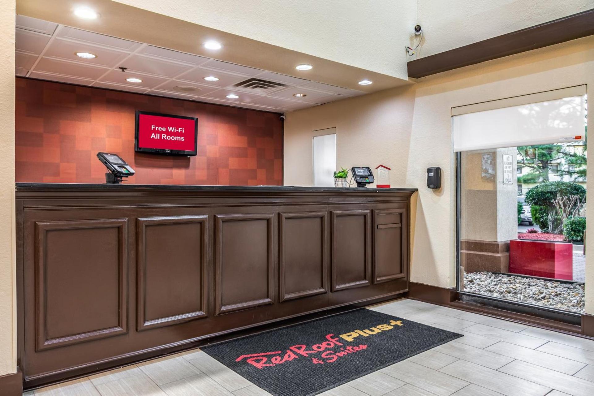 Red Roof PLUS+ & Suites Atlanta Airport South photo 8