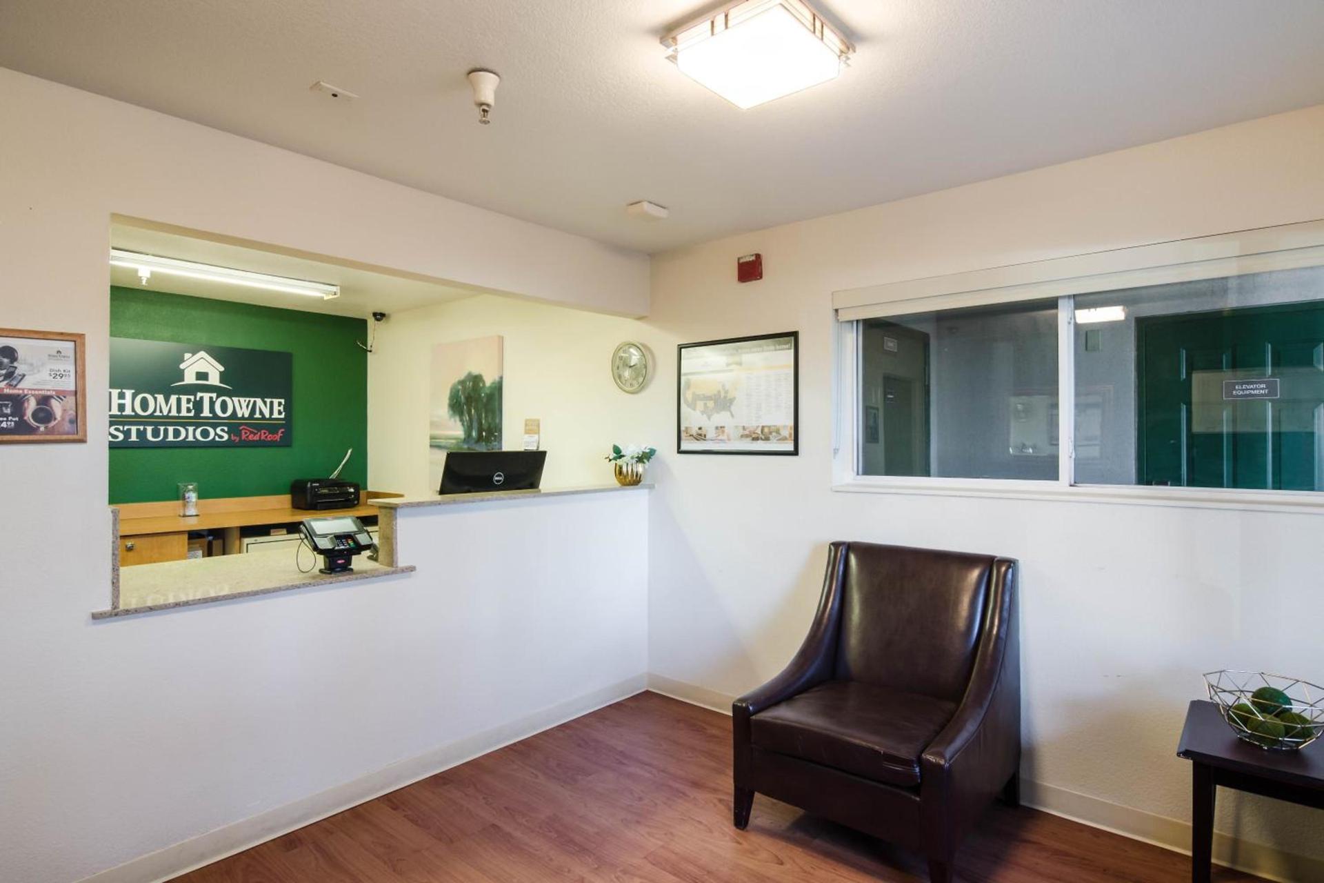 HomeTowne Studios by Red Roof Denver - Thornton photo 9