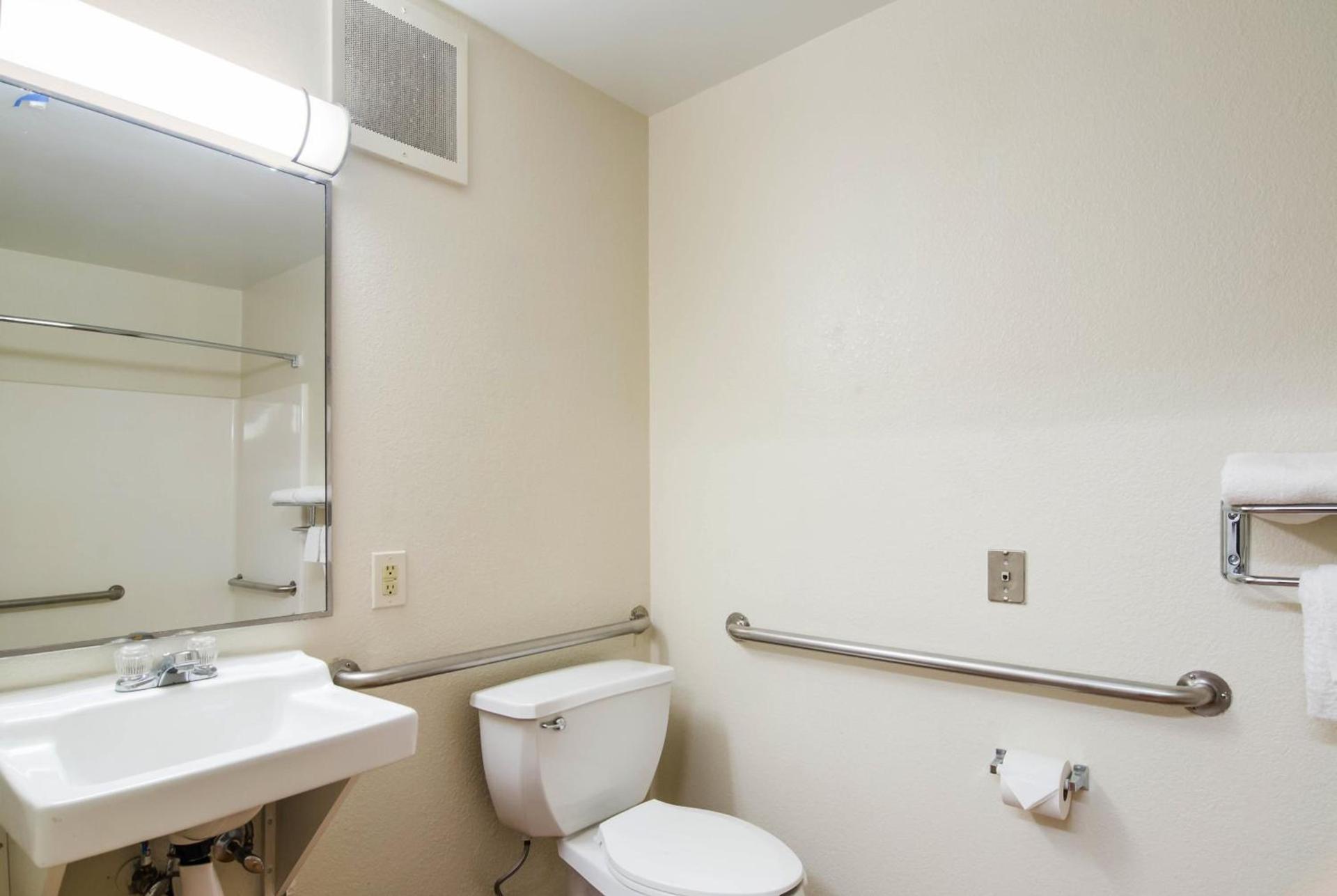 HomeTowne Studios by Red Roof Denver - Thornton photo 25