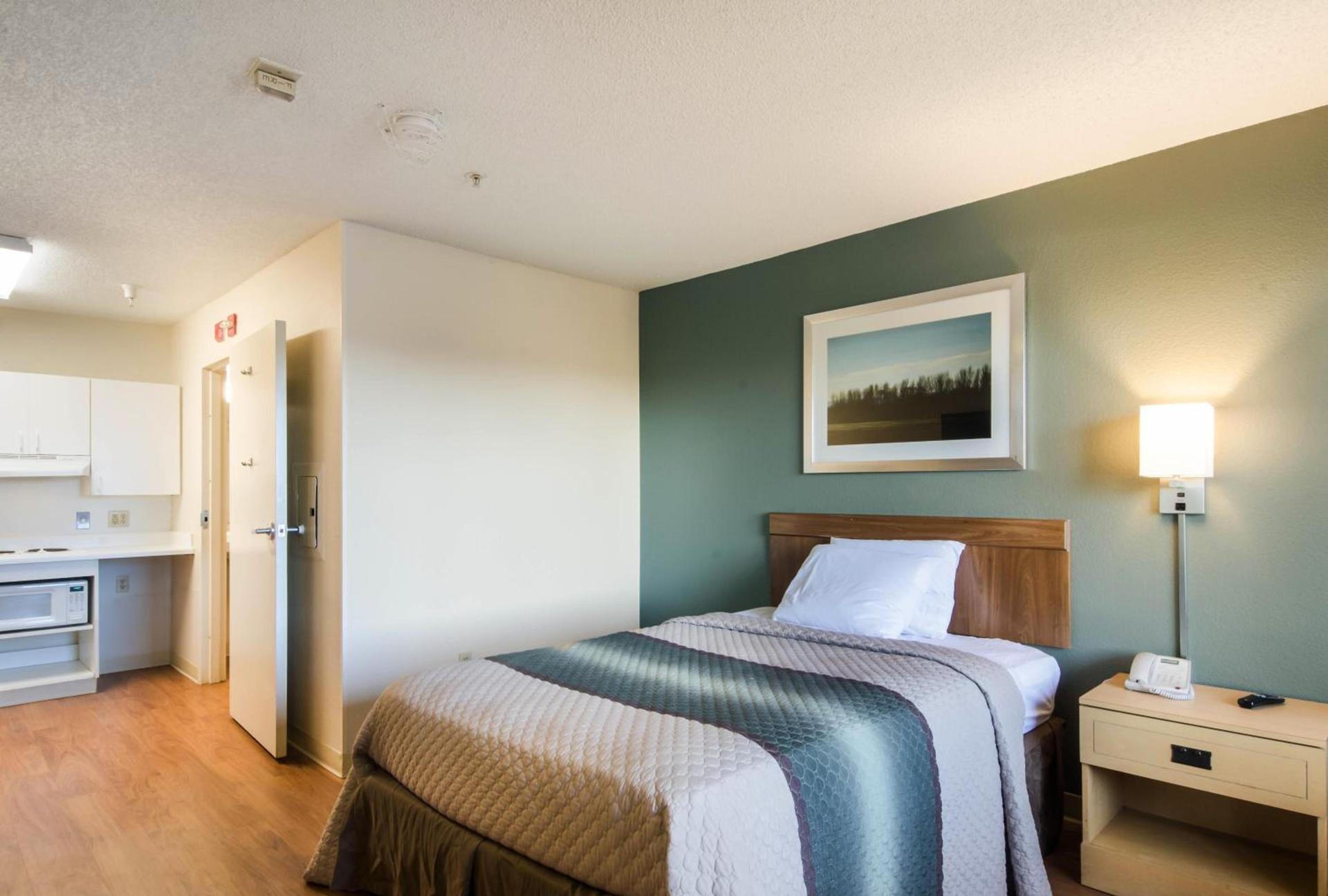 HomeTowne Studios by Red Roof Denver - Thornton photo 20