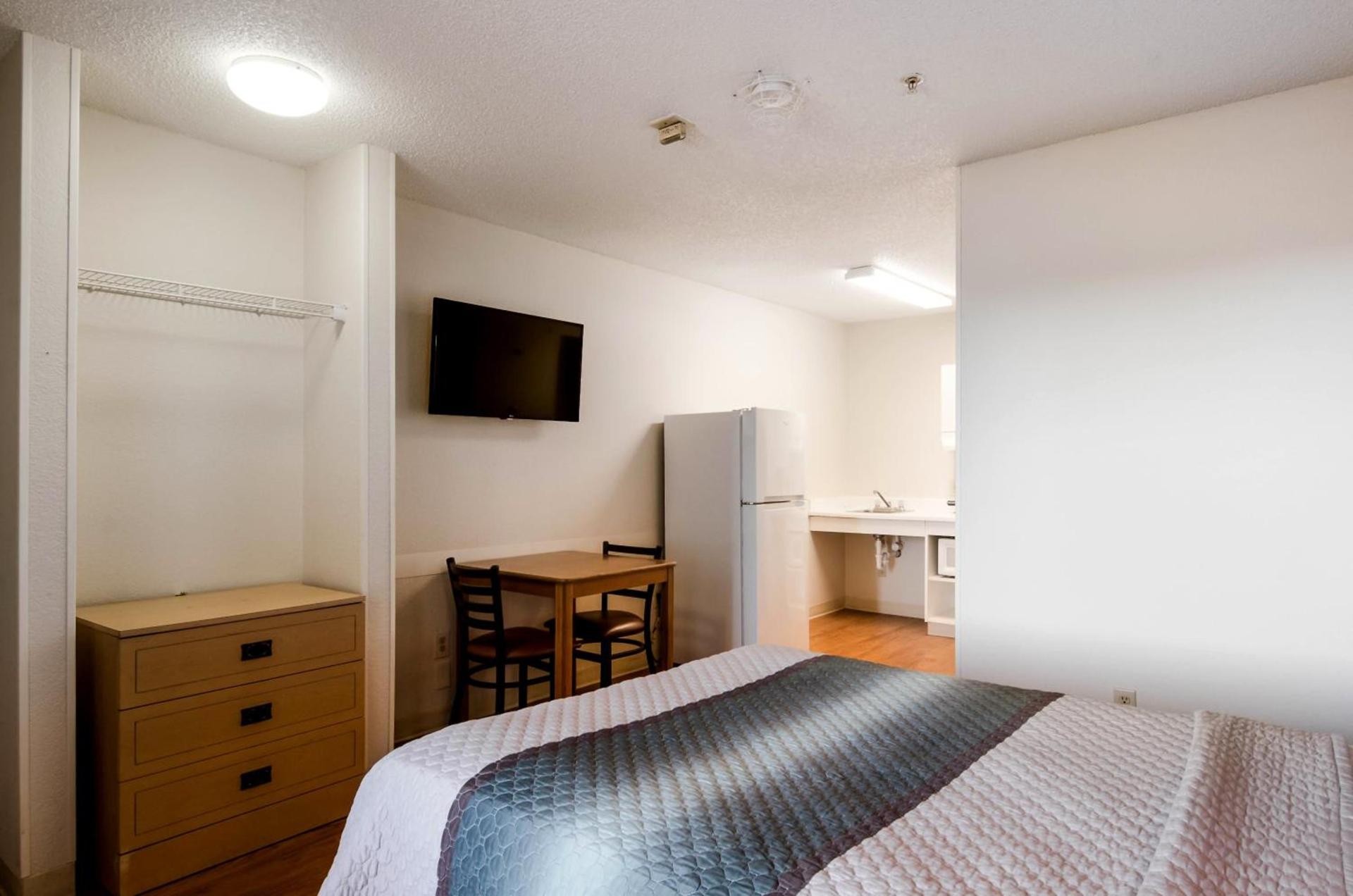 HomeTowne Studios by Red Roof Denver - Thornton photo 21