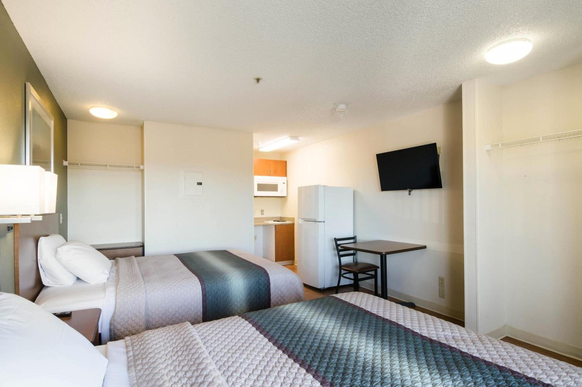 HomeTowne Studios by Red Roof Denver - Thornton photo 16