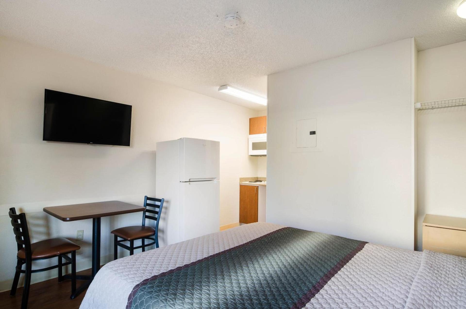 HomeTowne Studios by Red Roof Denver - Thornton photo 15