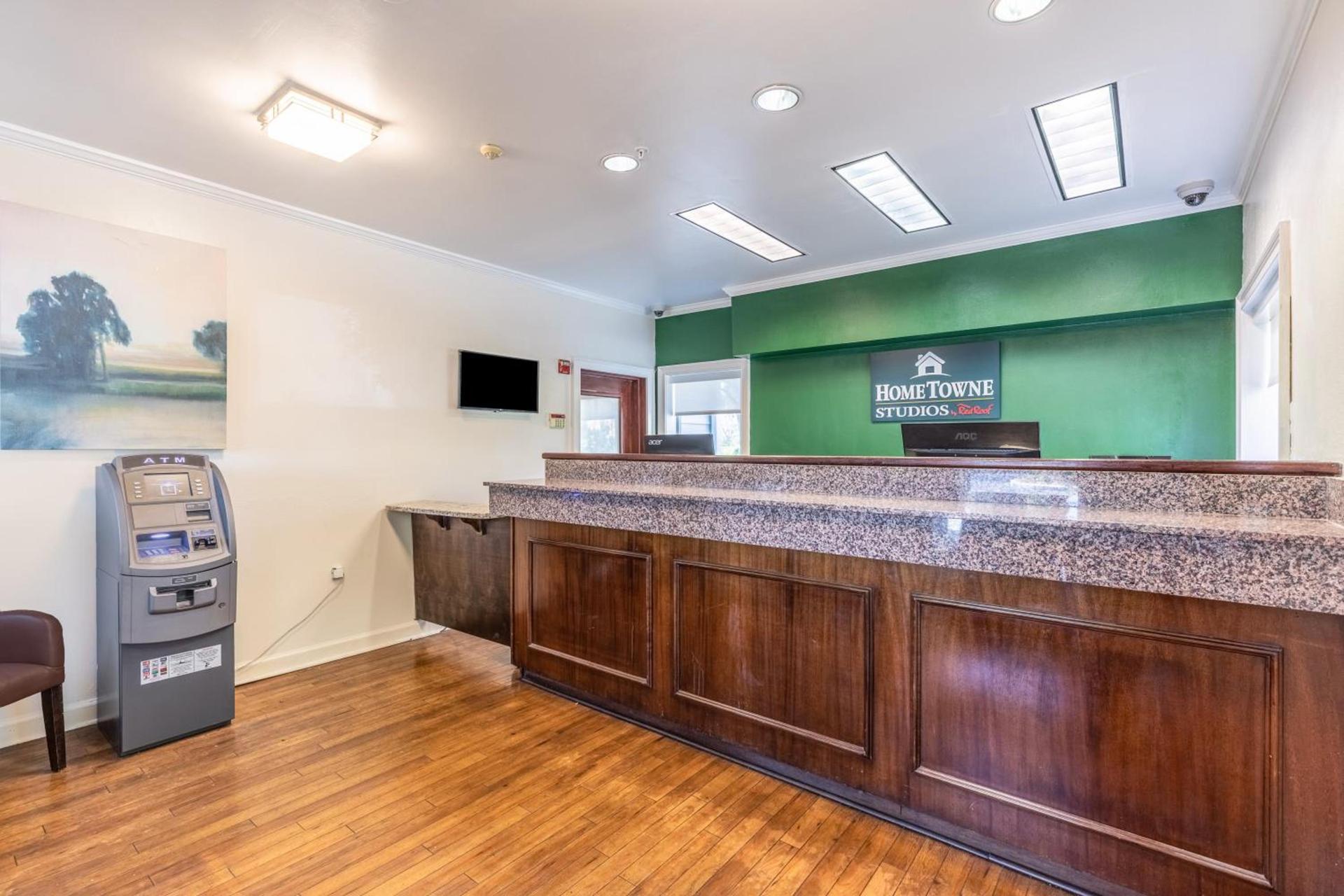HomeTowne Studios by Red Roof Orlando - Casselberry photo 9