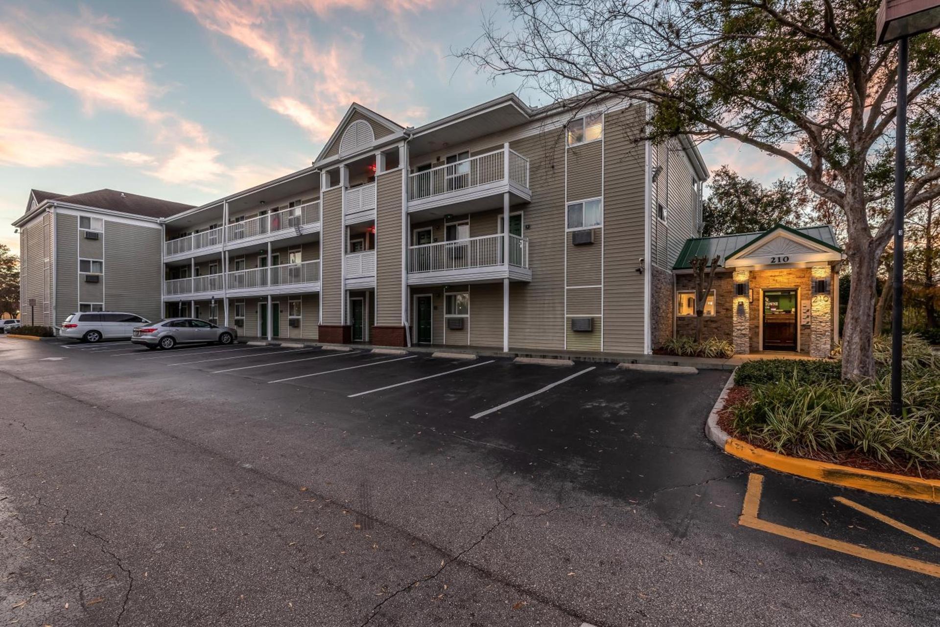 HomeTowne Studios by Red Roof Orlando - Casselberry photo 6