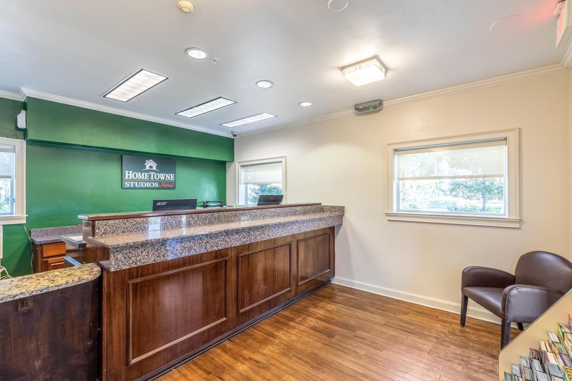 HomeTowne Studios by Red Roof Orlando - Casselberry photo 10