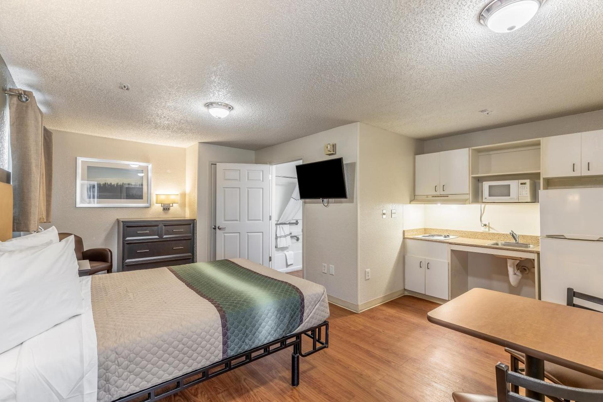 HomeTowne Studios by Red Roof Orlando - Casselberry photo 12