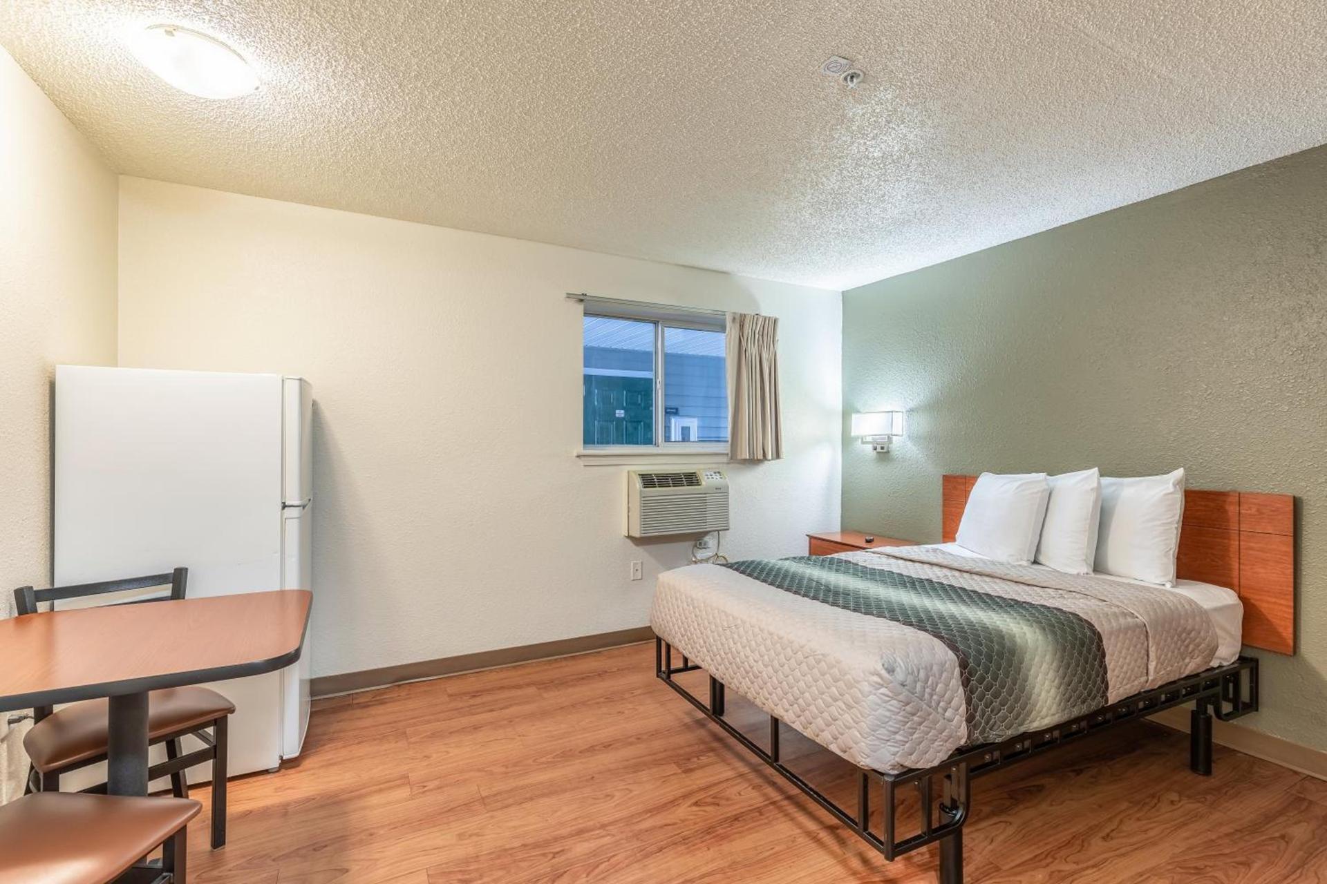 HomeTowne Studios by Red Roof Orlando - Casselberry photo 15