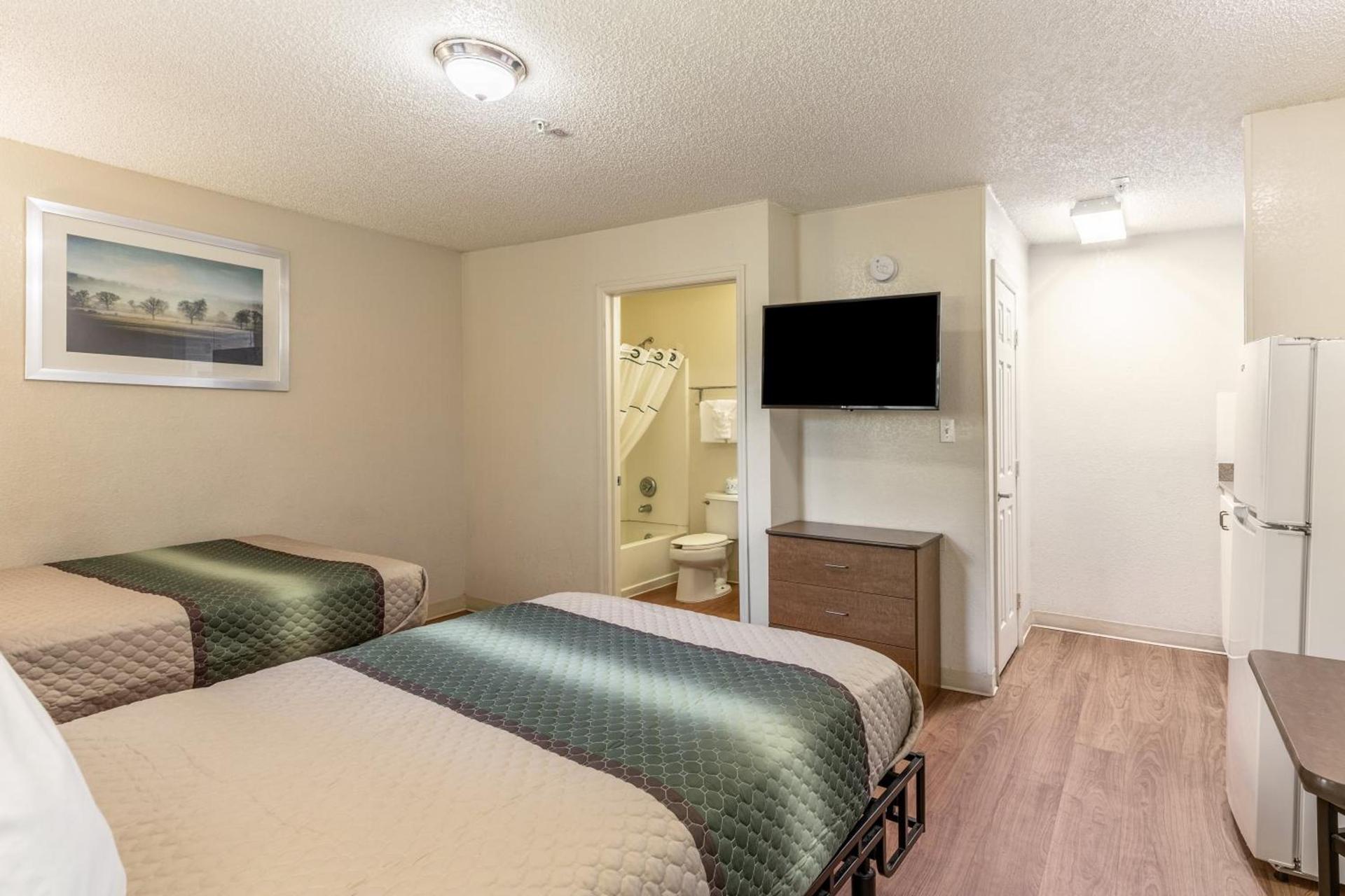 HomeTowne Studios by Red Roof Orlando - Casselberry photo 18