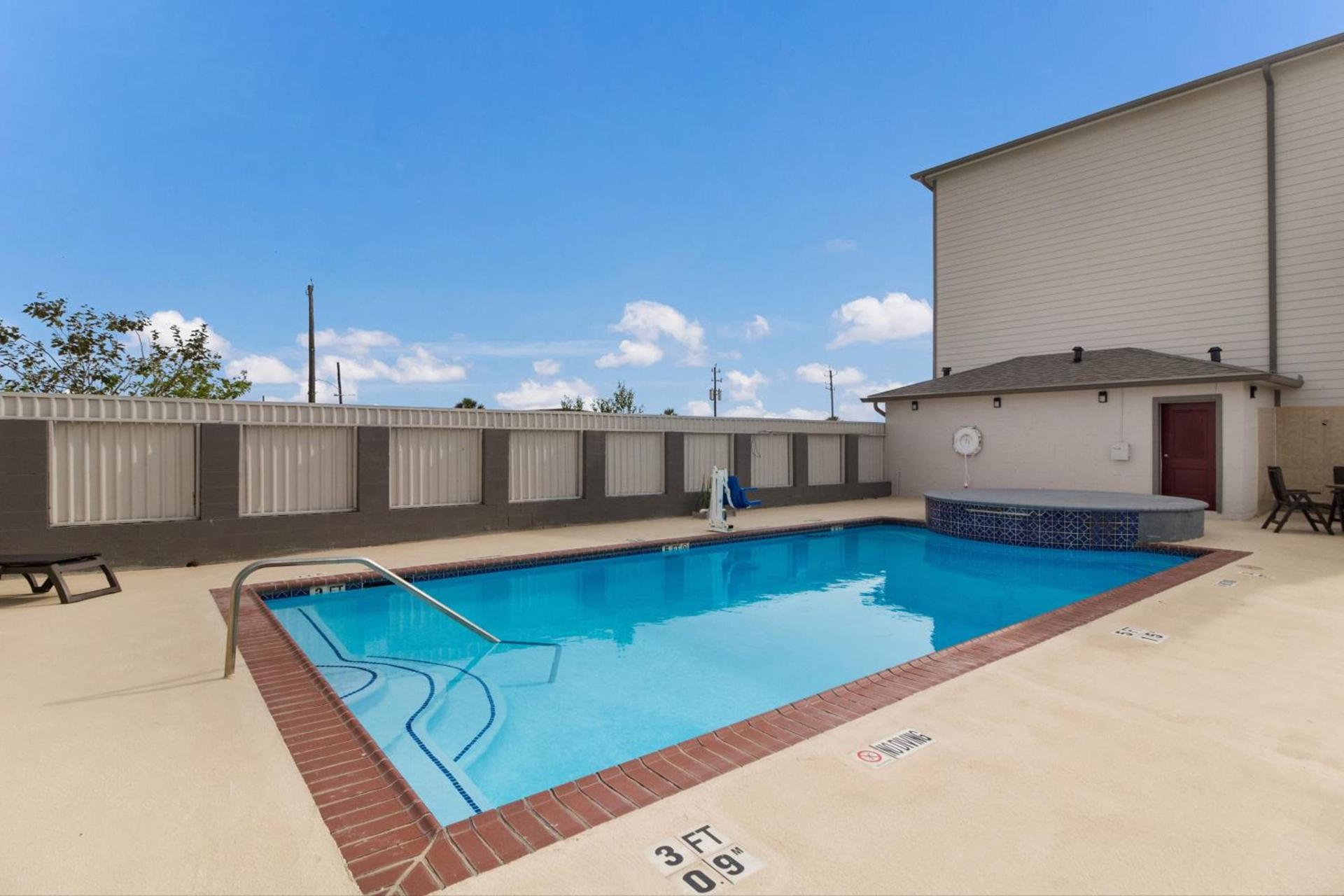 Red Roof Inn PLUS + Galveston - Beachfront photo 9