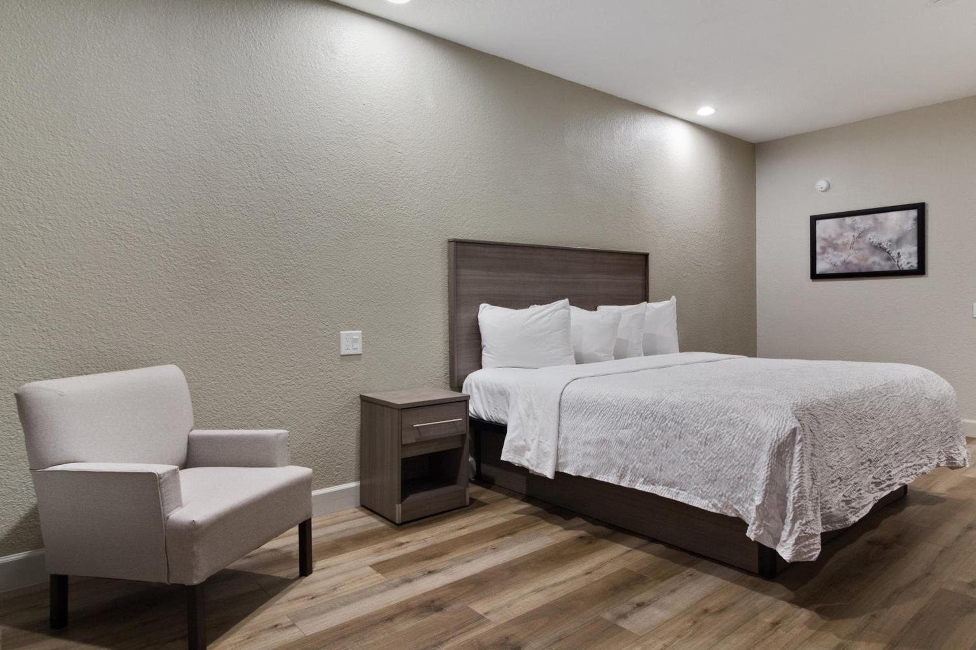Red Roof Inn PLUS + Galveston - Beachfront photo 27
