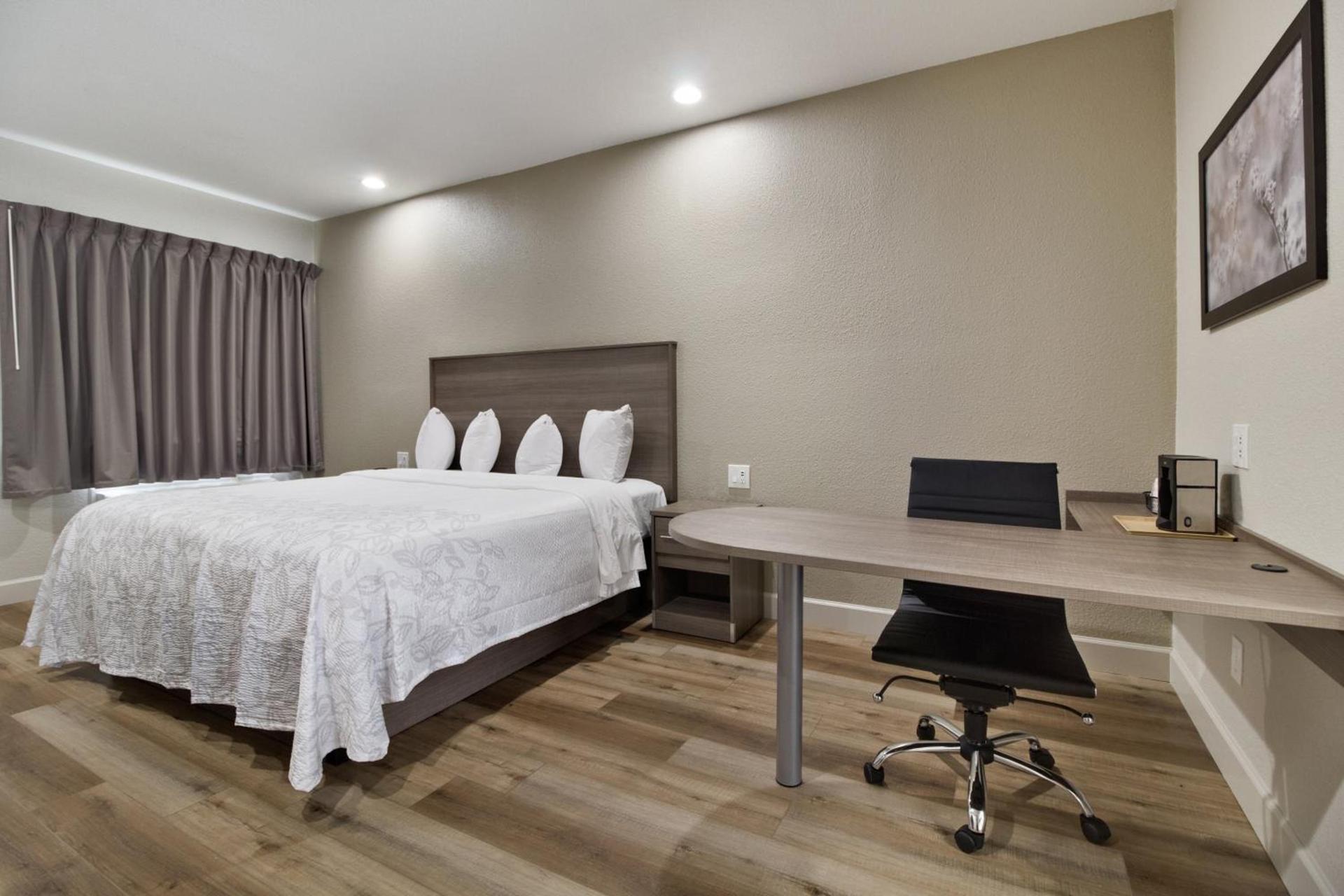 Red Roof Inn PLUS + Galveston - Beachfront photo 22