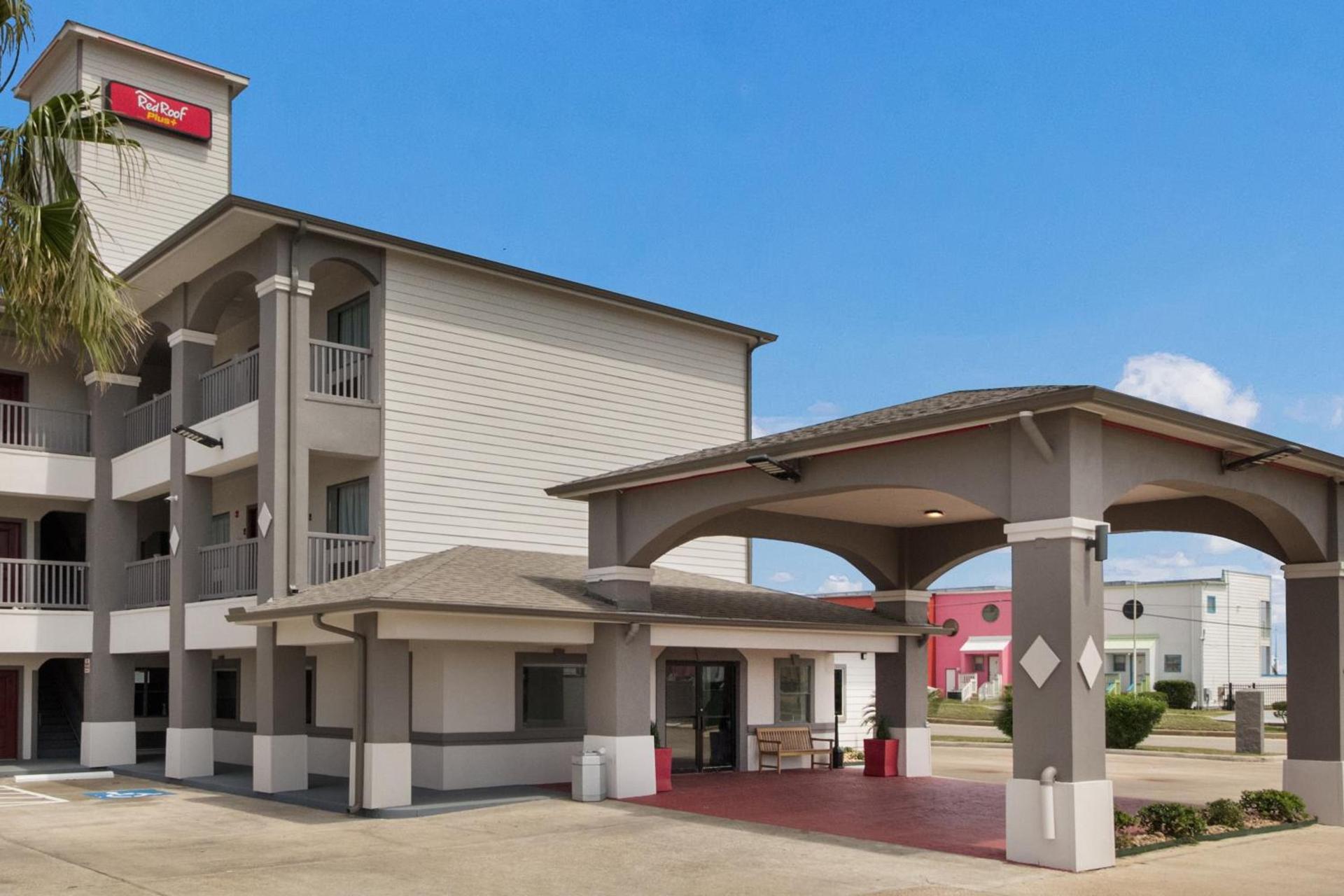 Red Roof Inn PLUS + Galveston - Beachfront photo 2