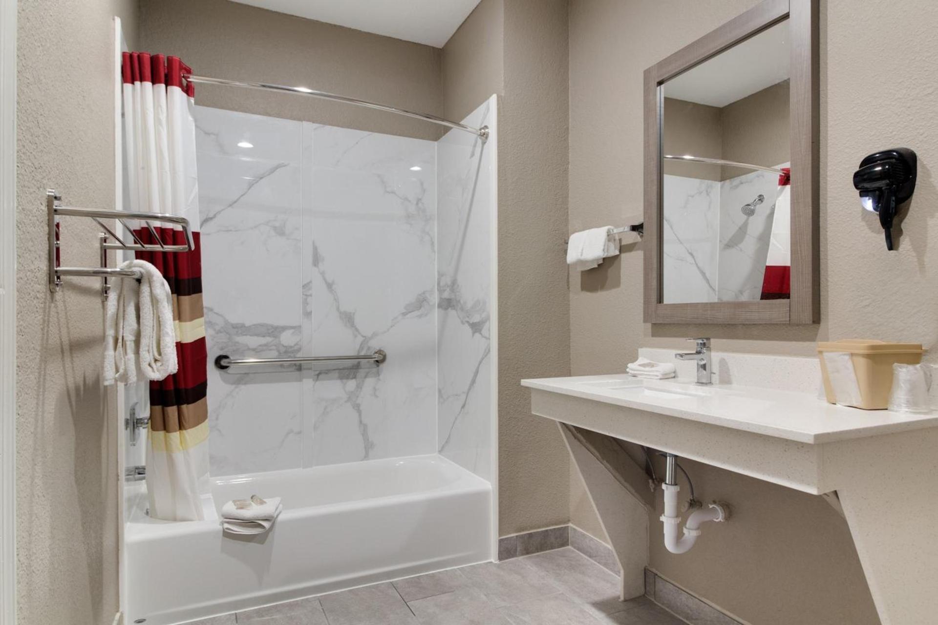 Red Roof Inn PLUS + Galveston - Beachfront photo 34