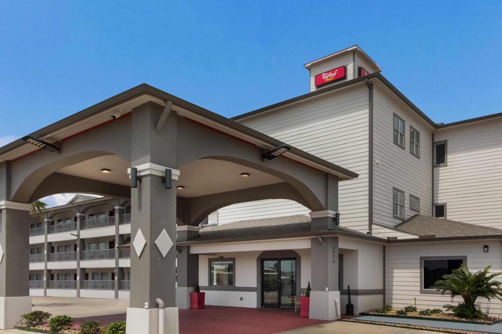 Red Roof Inn PLUS + Galveston - Beachfront photo 1