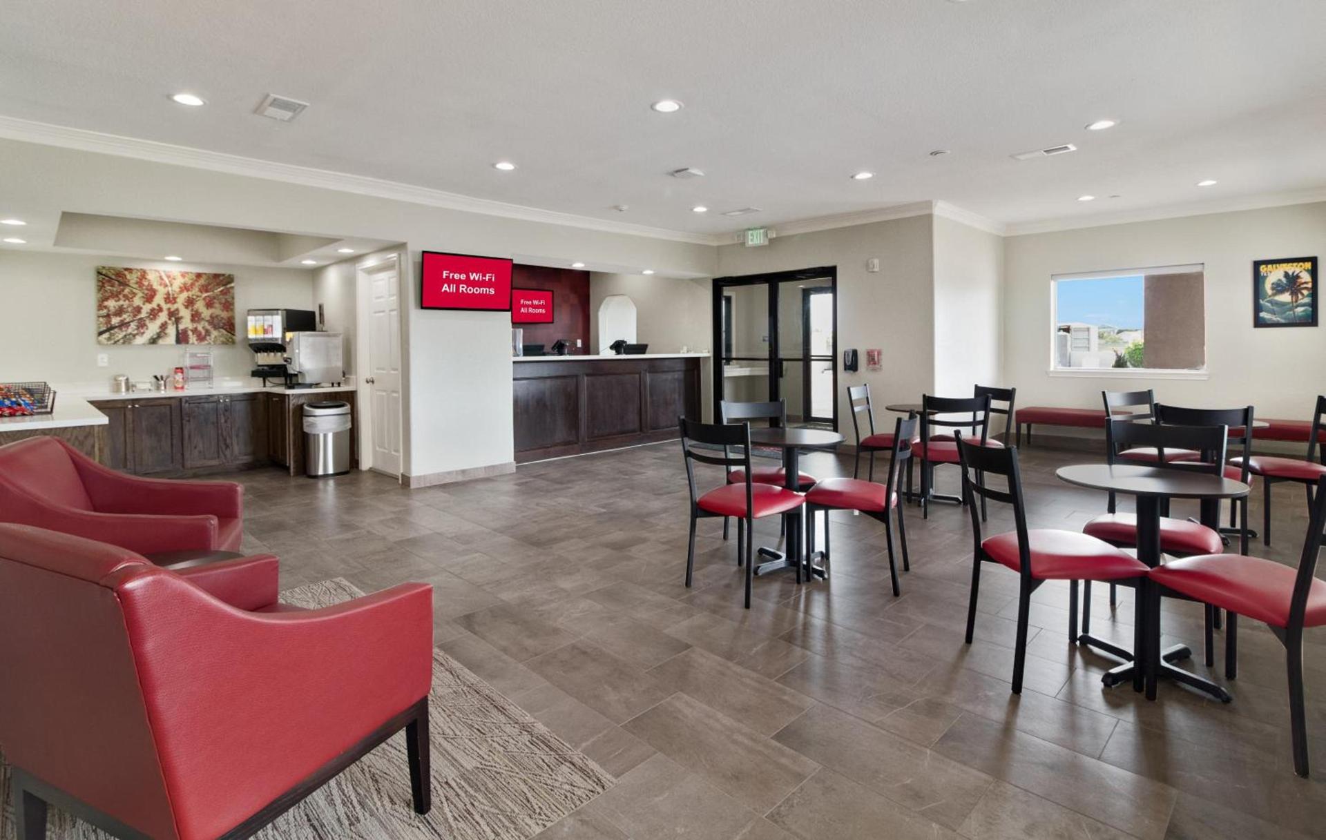 Red Roof Inn PLUS + Galveston - Beachfront photo 10
