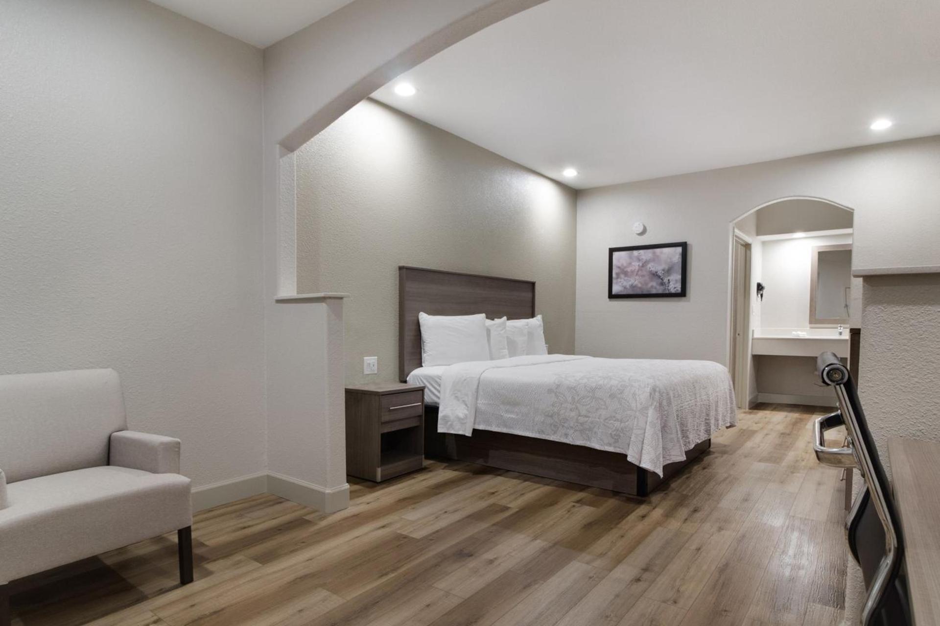 Red Roof Inn PLUS + Galveston - Beachfront photo 17