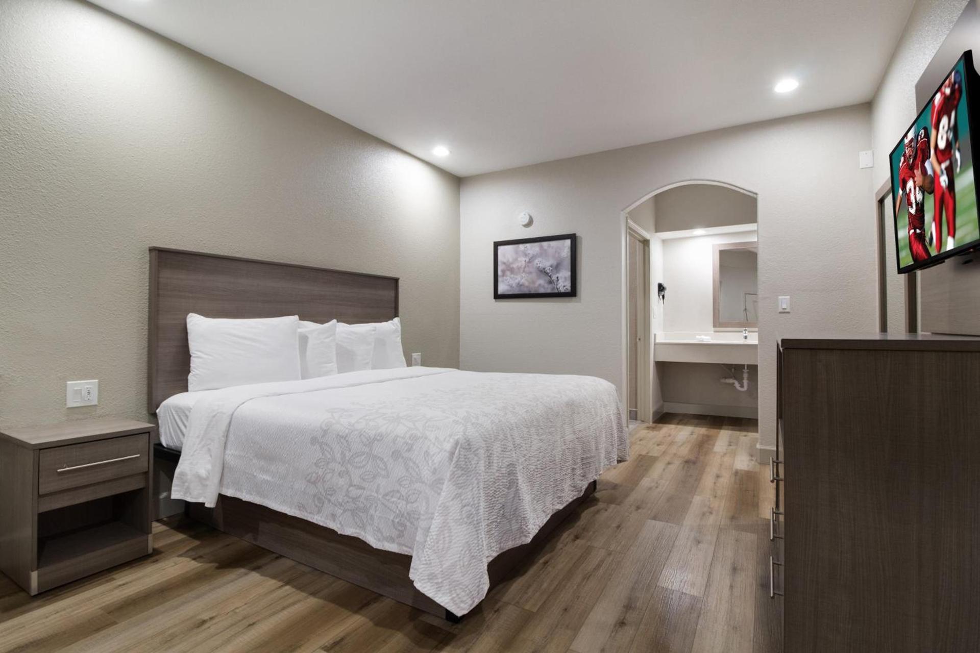 Red Roof Inn PLUS + Galveston - Beachfront photo 15