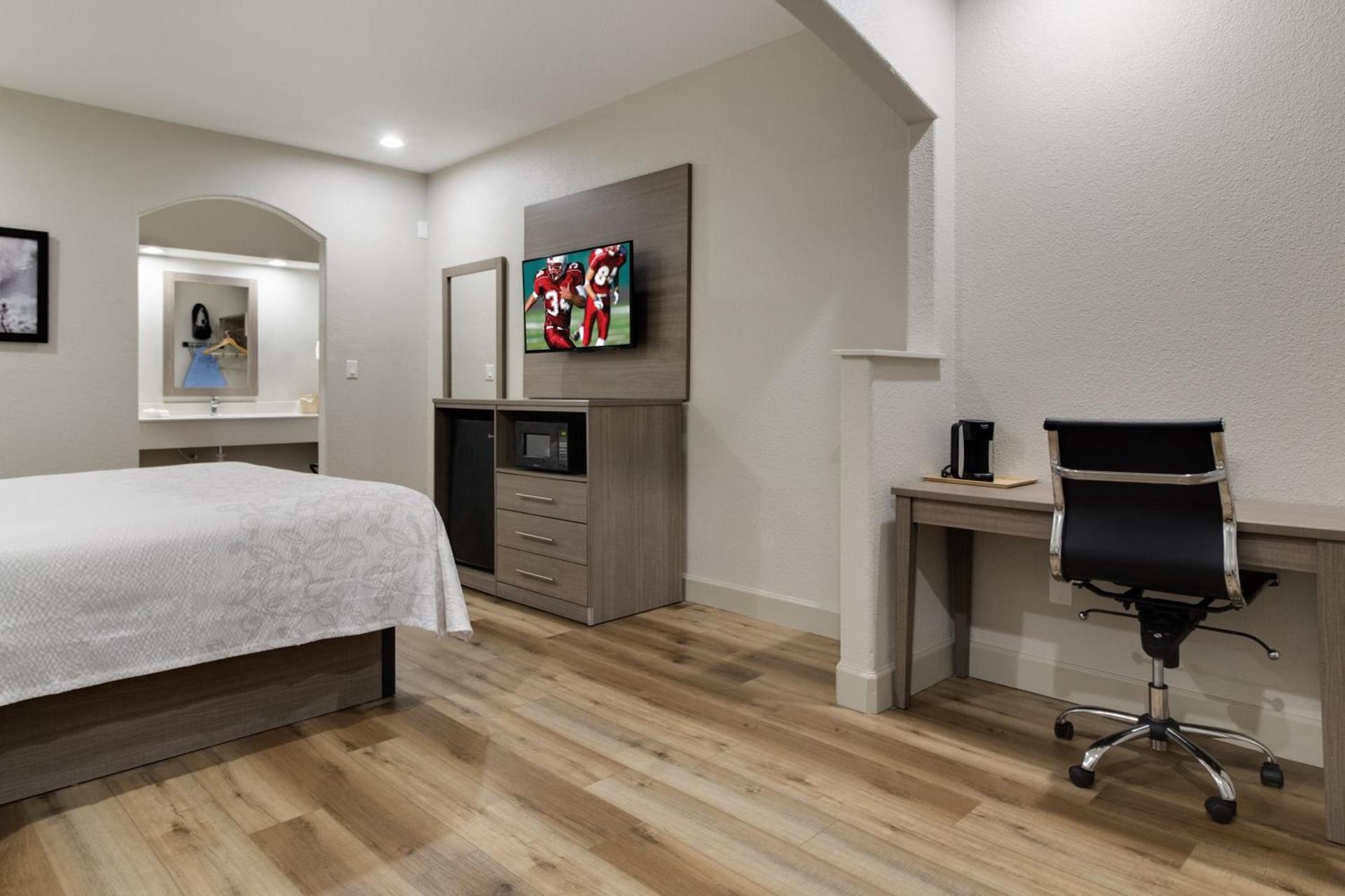 Red Roof Inn PLUS + Galveston - Beachfront photo 18