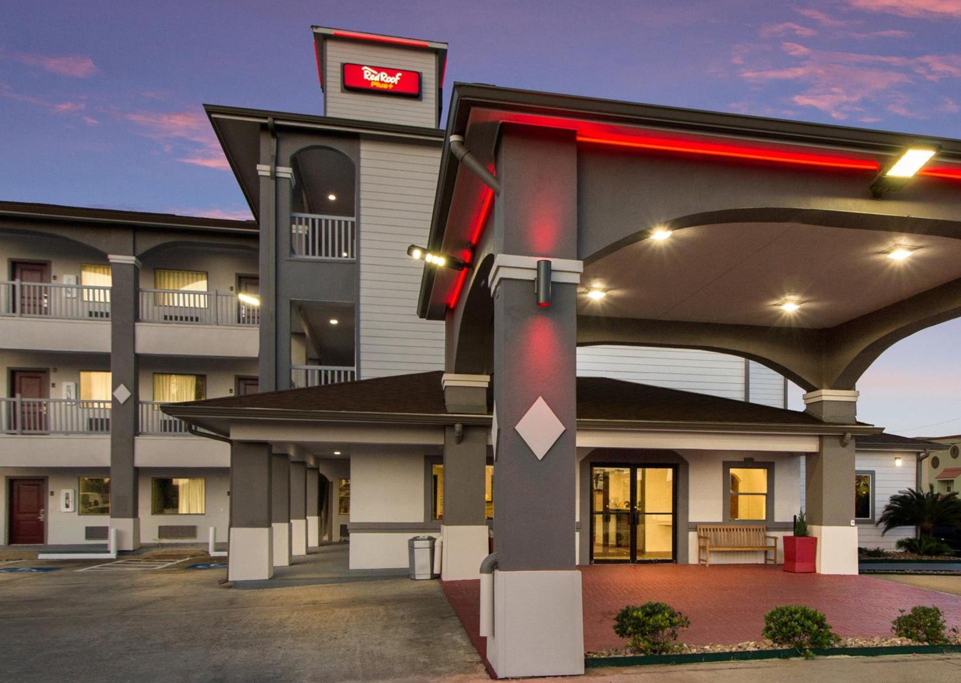 Red Roof Inn PLUS + Galveston - Beachfront photo 6