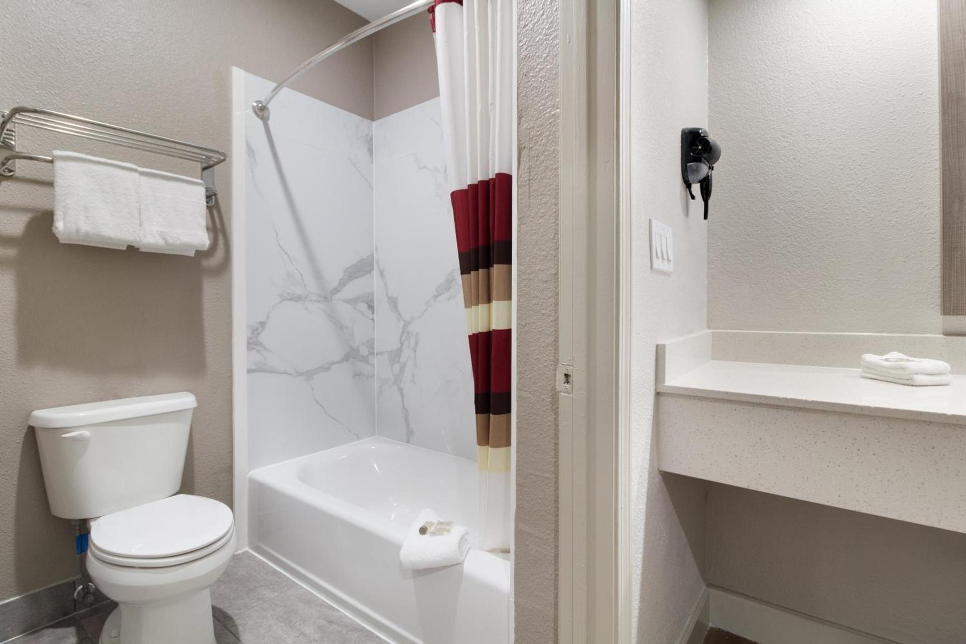 Red Roof Inn PLUS + Galveston - Beachfront photo 33