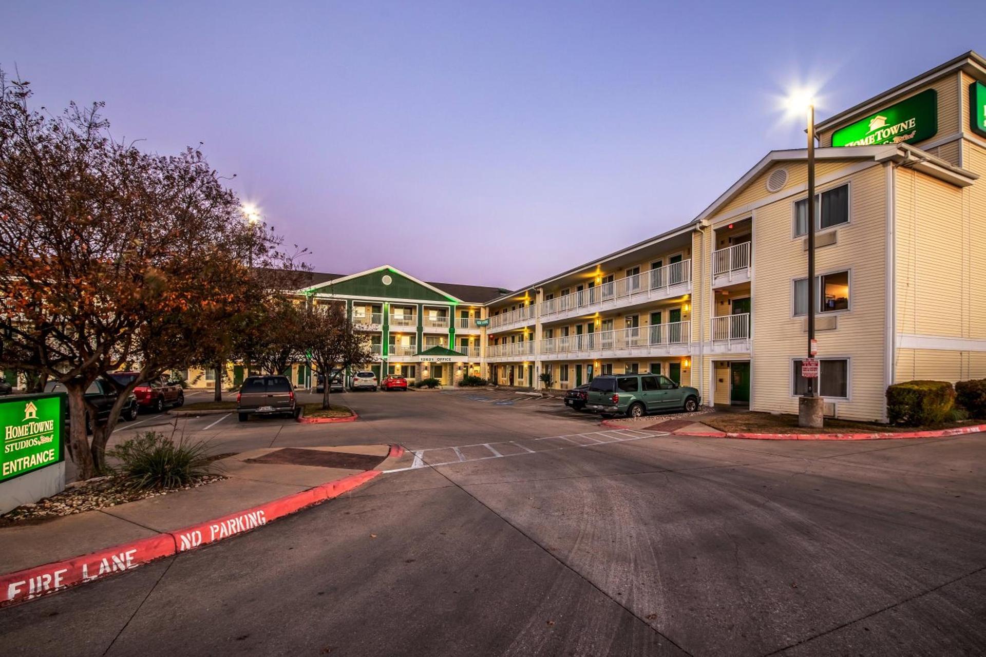 HomeTowne Studios by Red Roof Austin photo 6