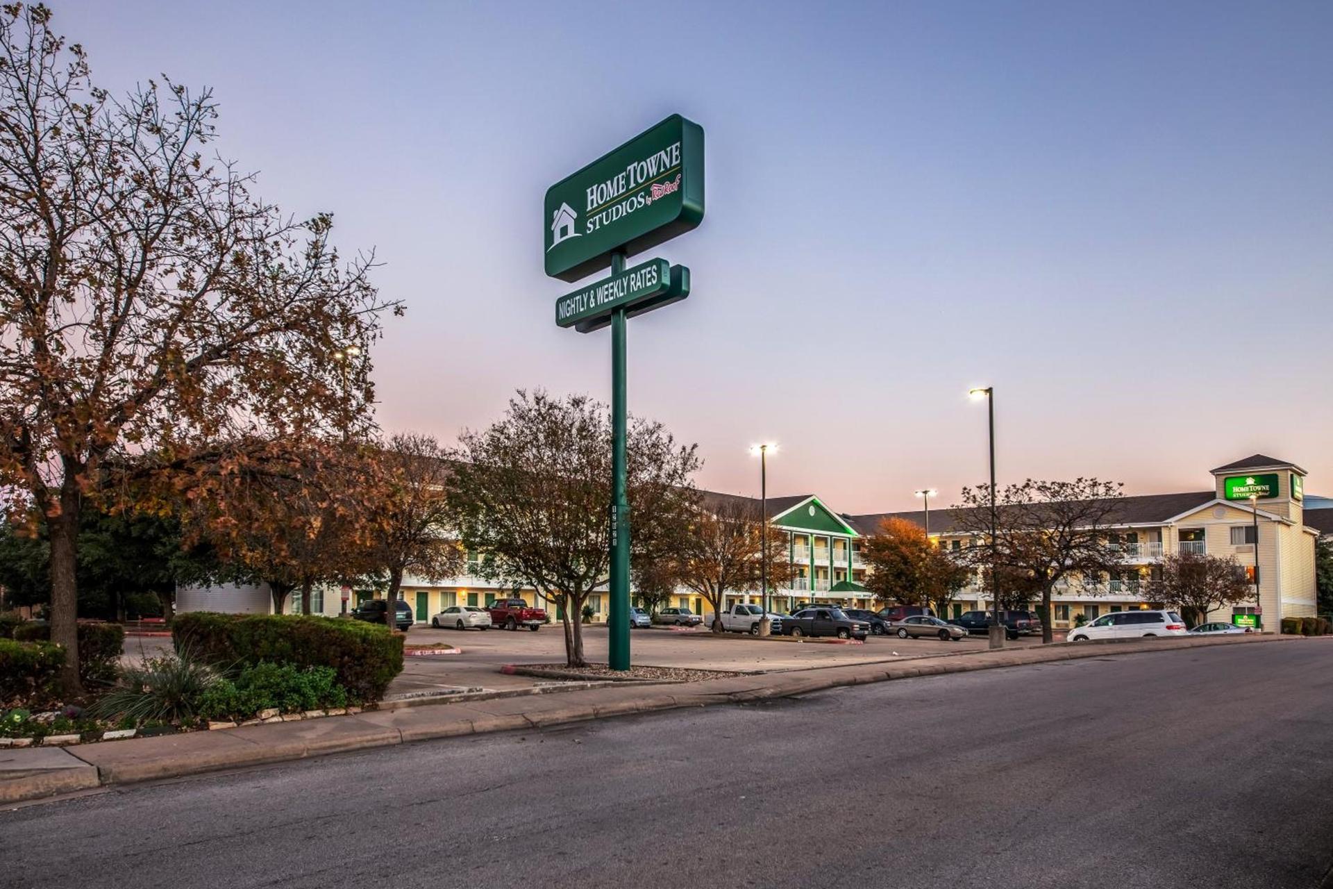 HomeTowne Studios by Red Roof Austin photo 8