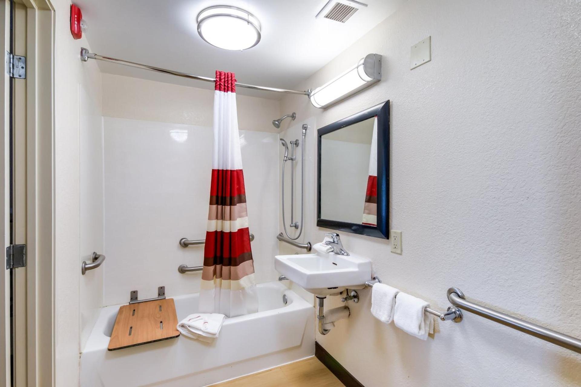 Red Roof Inn Laredo photo 30
