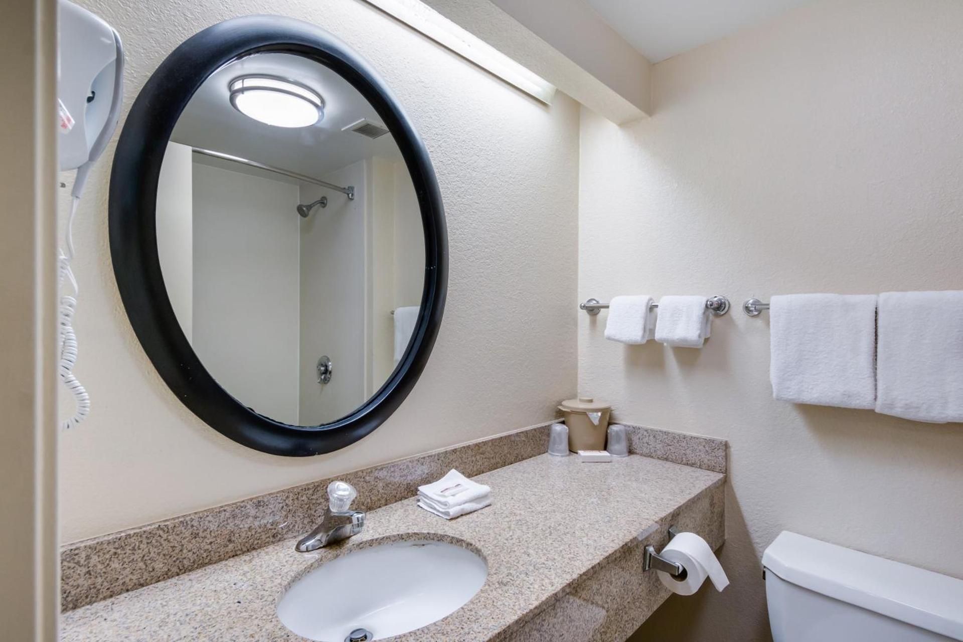 Red Roof Inn Laredo photo 32
