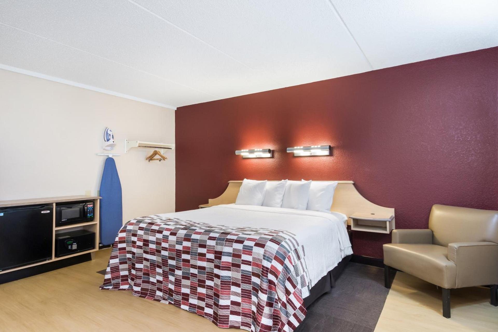 Red Roof Inn Laredo photo 16