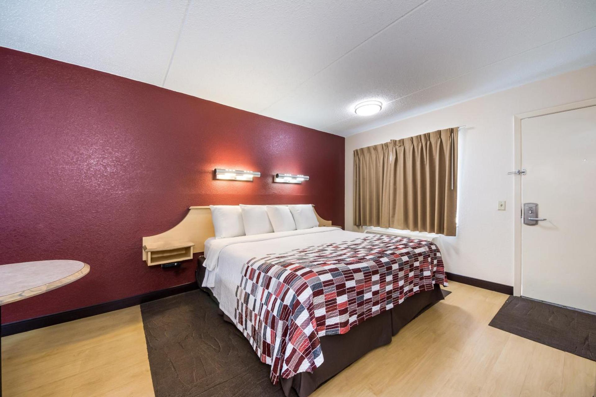 Red Roof Inn Laredo photo 11