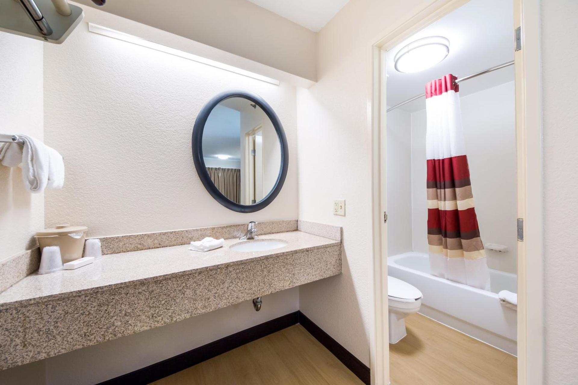 Red Roof Inn Laredo photo 35