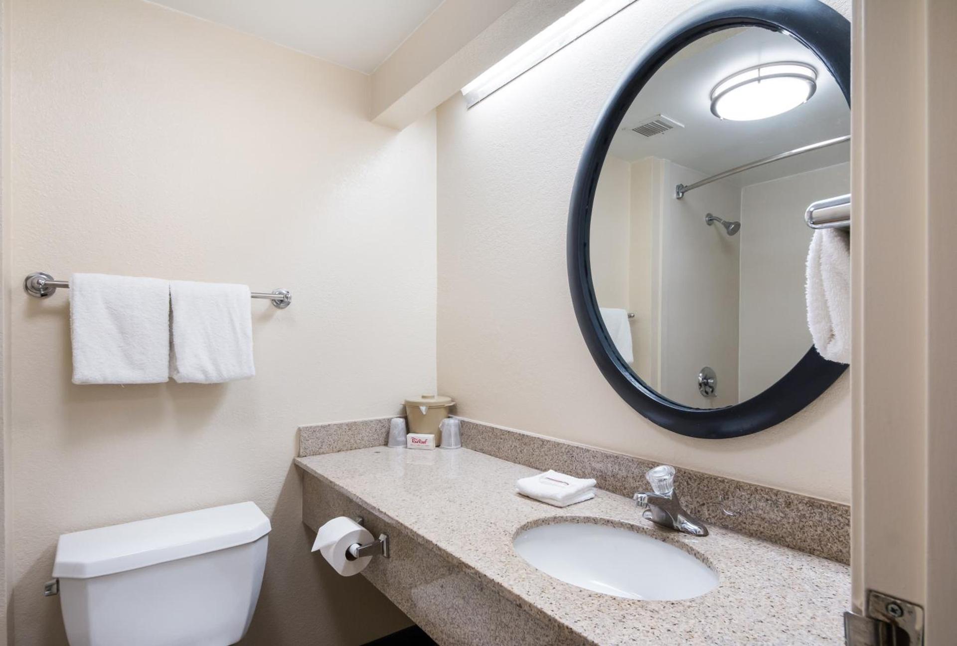 Red Roof Inn Laredo photo 34
