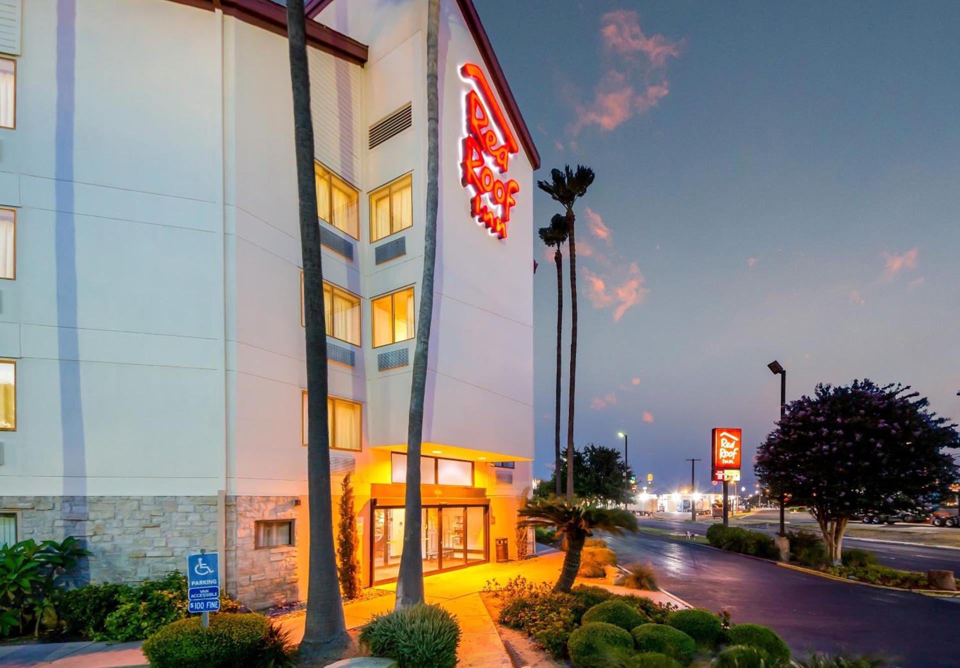 Red Roof Inn Laredo photo 3