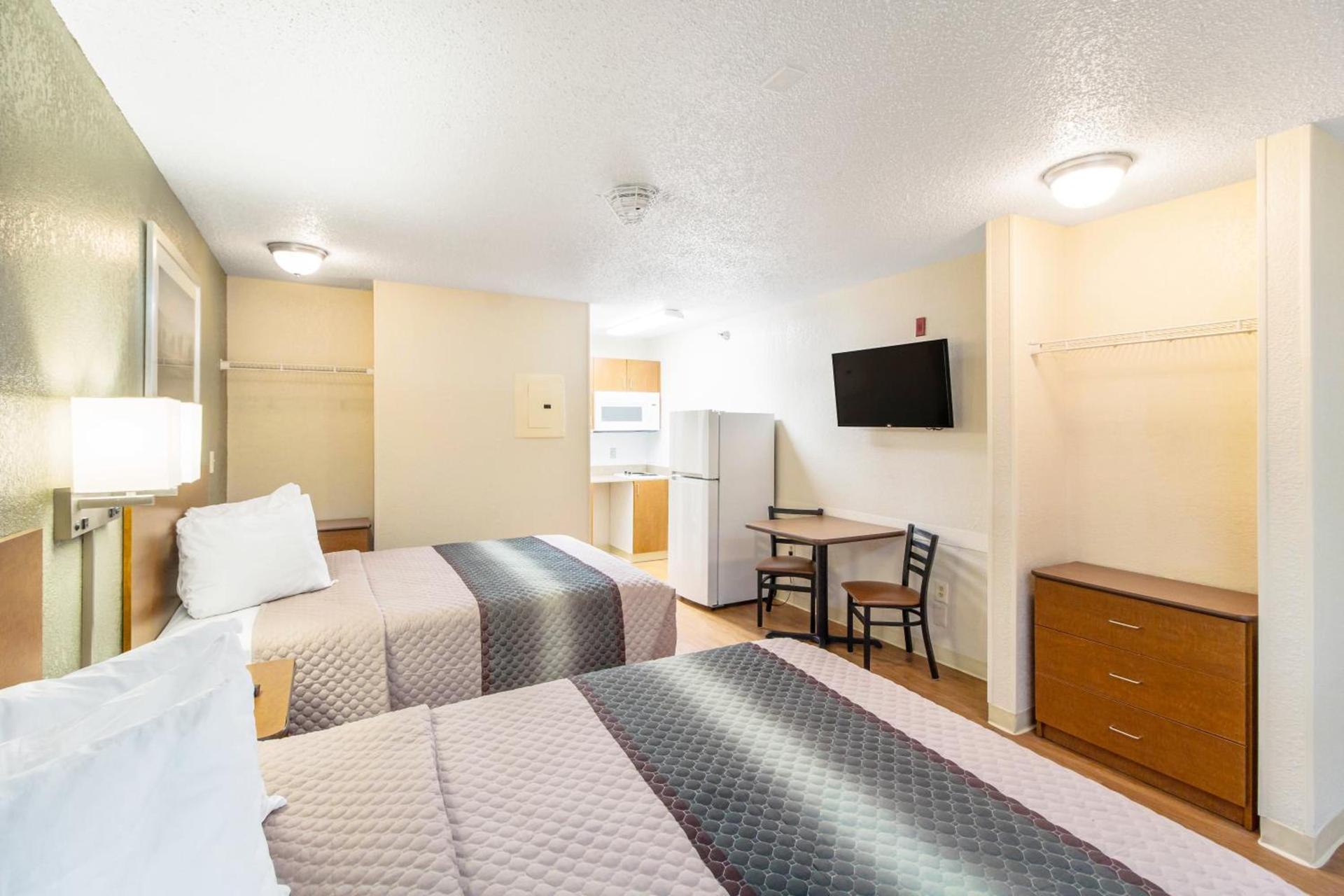 HomeTowne Studios by Red Roof Houston - West Oaks - Energy Corridor photo 18