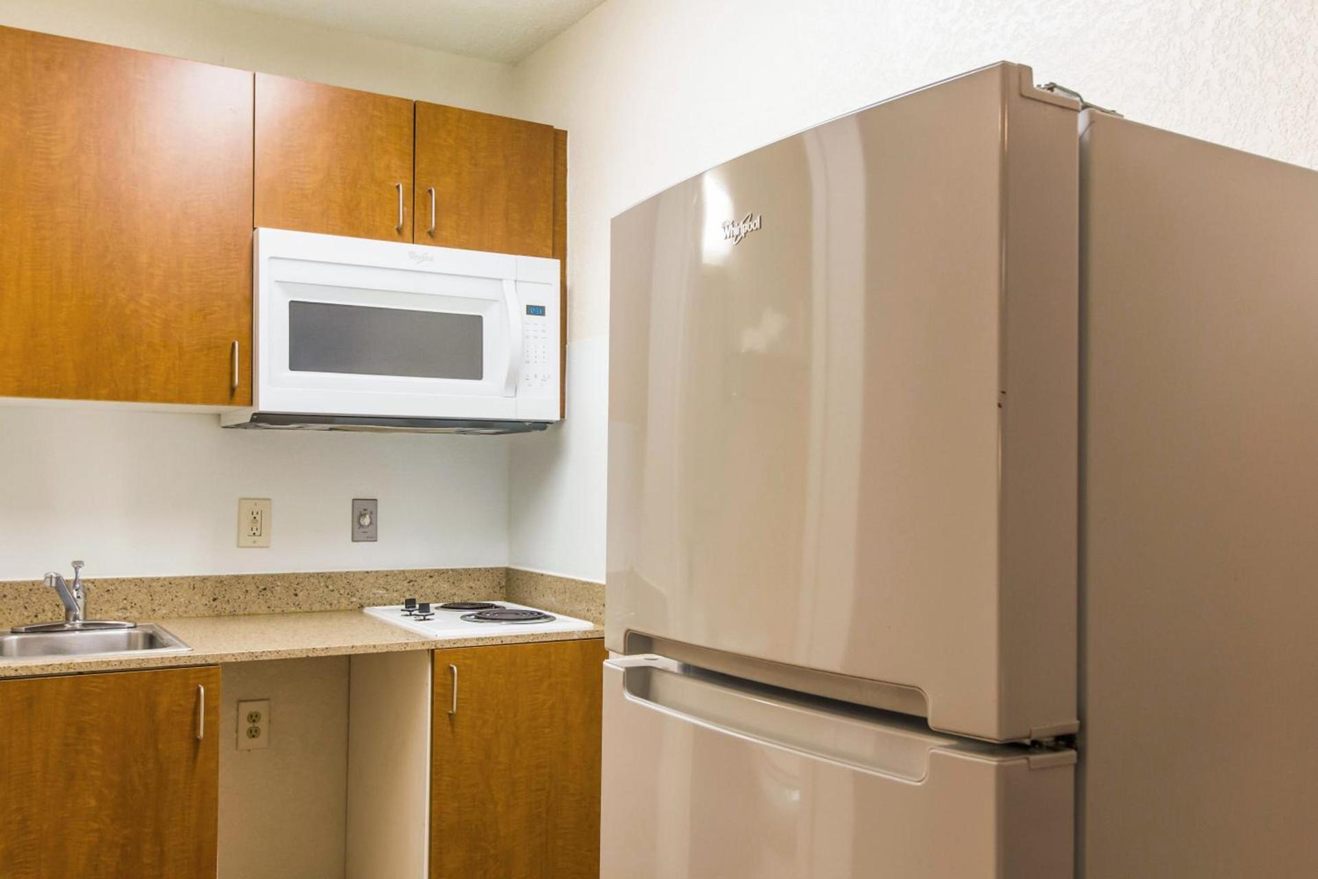 HomeTowne Studios by Red Roof Houston - West Oaks - Energy Corridor photo 19