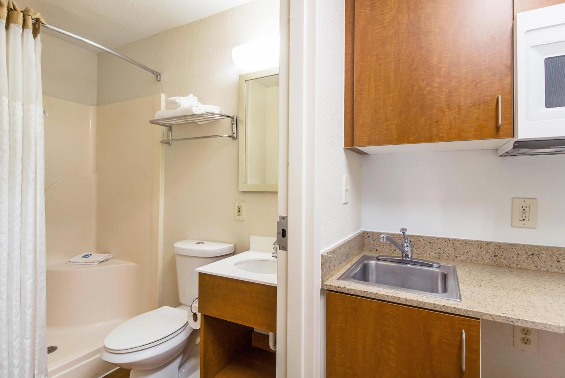 HomeTowne Studios by Red Roof Houston - West Oaks - Energy Corridor photo 25