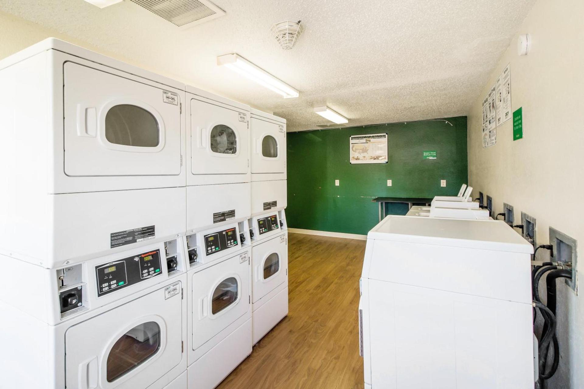 HomeTowne Studios by Red Roof Houston - West Oaks - Energy Corridor photo 13