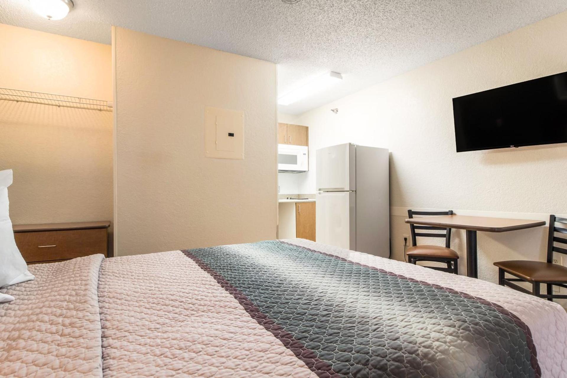 HomeTowne Studios by Red Roof Houston - West Oaks - Energy Corridor photo 22
