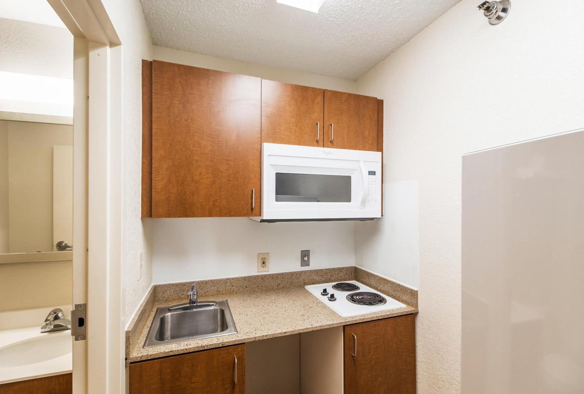 HomeTowne Studios by Red Roof Houston - West Oaks - Energy Corridor photo 23