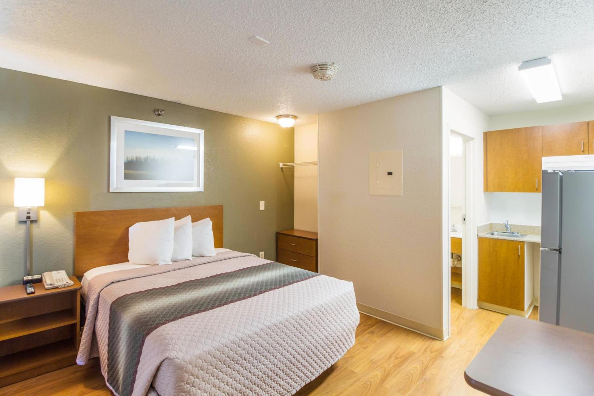 HomeTowne Studios by Red Roof Houston - West Oaks - Energy Corridor photo 20
