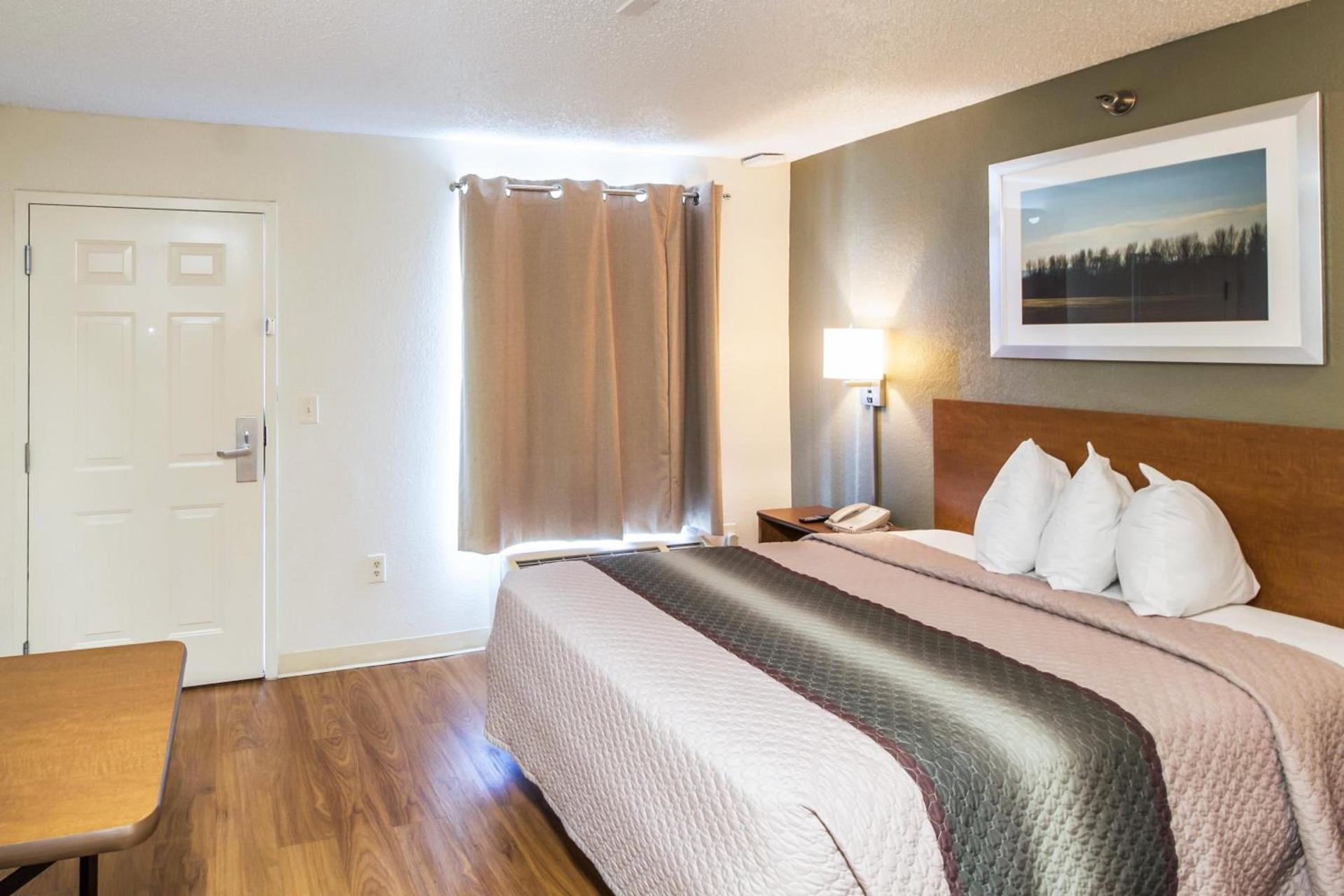 HomeTowne Studios by Red Roof Houston - West Oaks - Energy Corridor photo 21