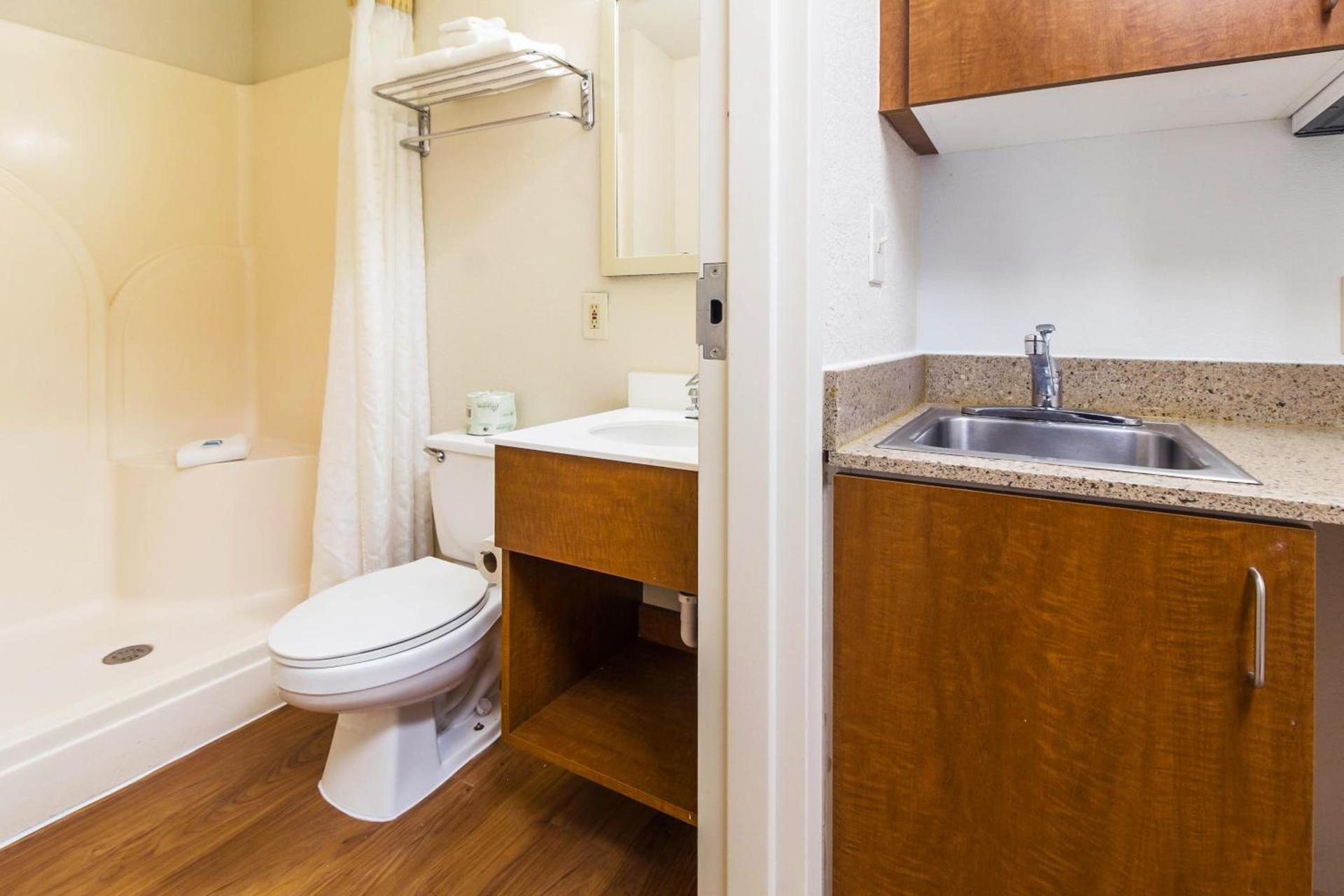 HomeTowne Studios by Red Roof Houston - West Oaks - Energy Corridor photo 24